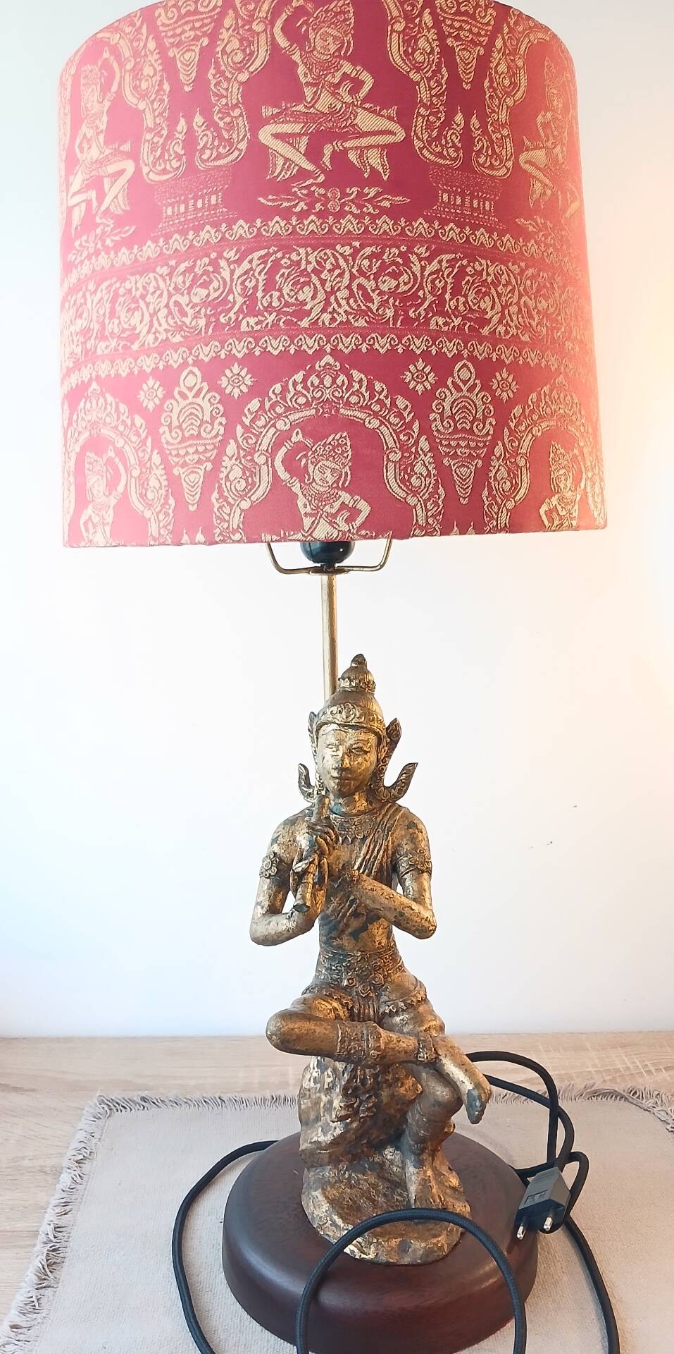 Unique and monumental Siamese bronze lamp from the 19th century, stamped.