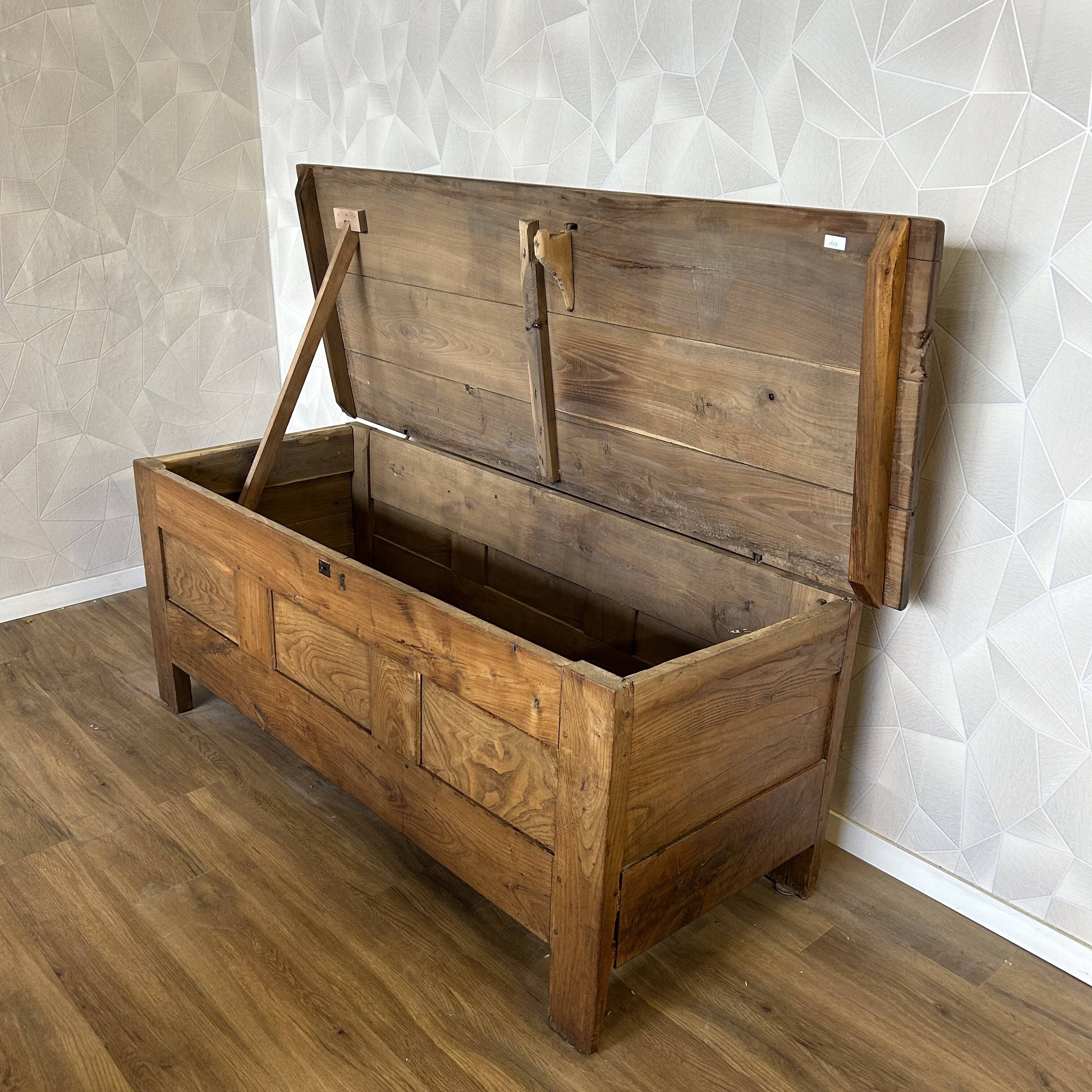 Chest in solid stripped oak