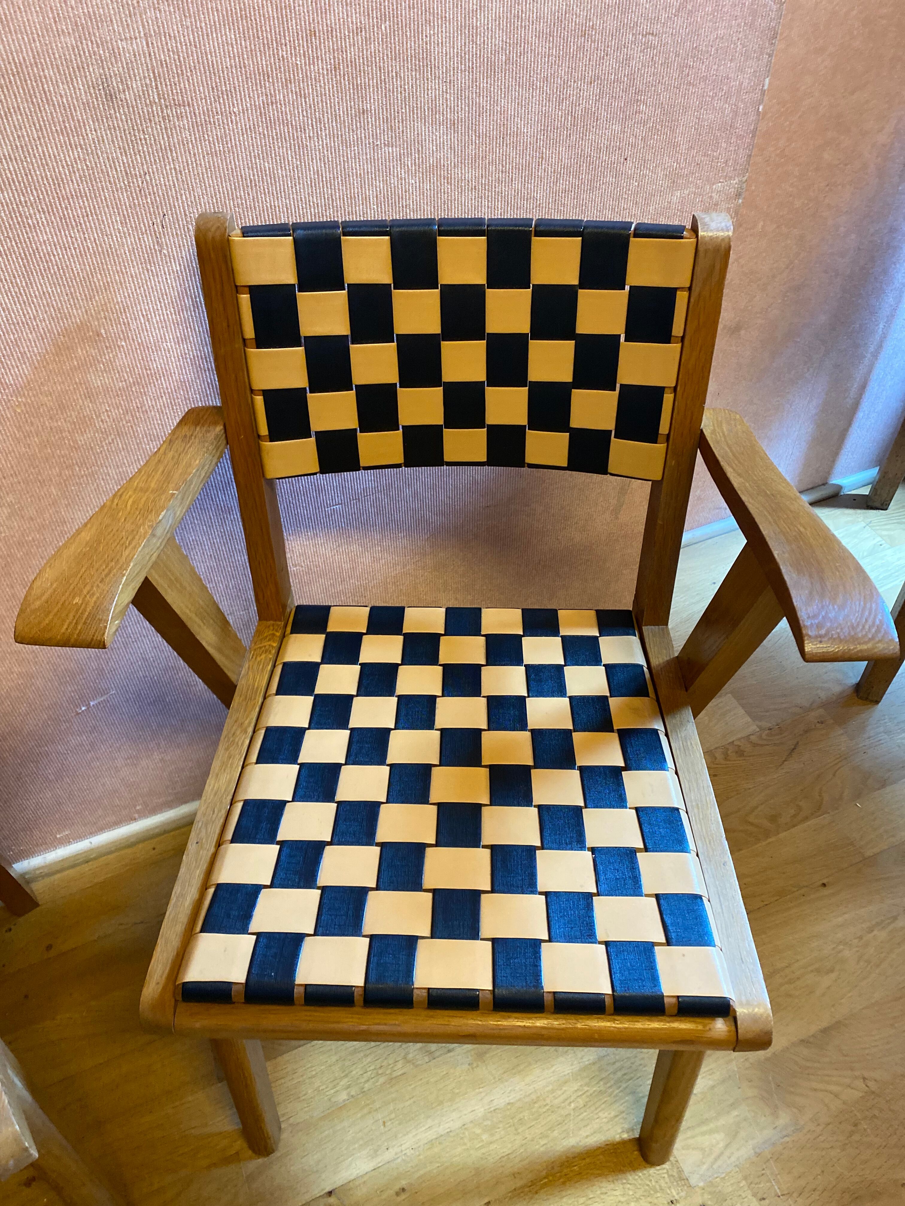Paire de chaises des années 50 en chêne dorées.