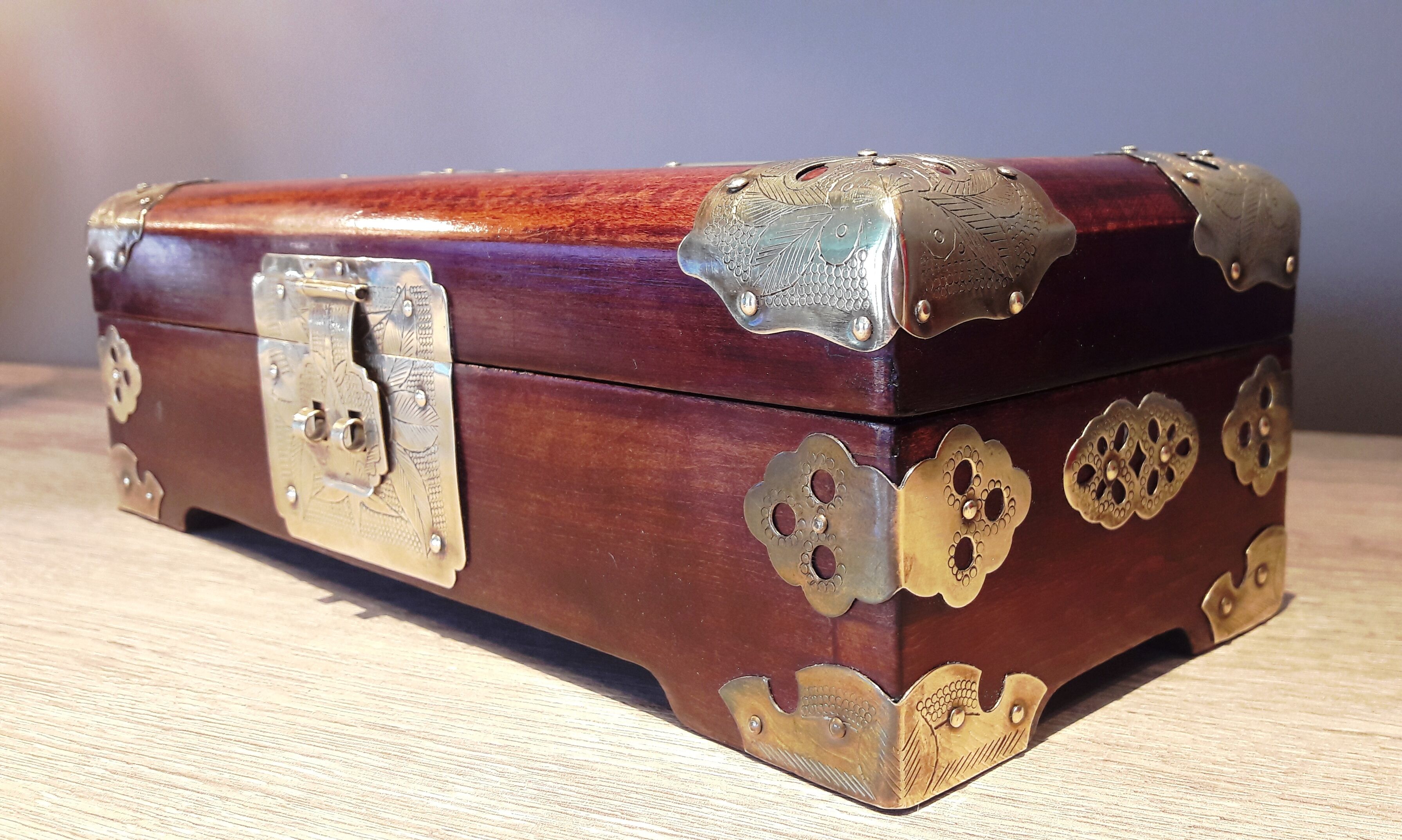 Jewelry box, Chinese jade stone - Wood - Mahogany, Brass