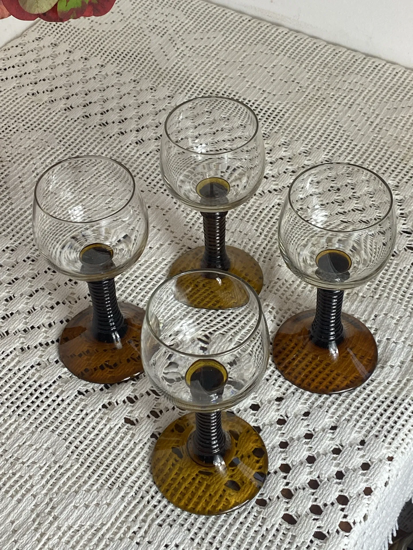Verres à pied de type Roemer, couleur ambrée  