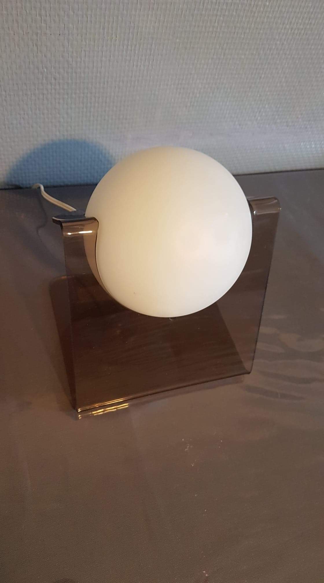 Lampe à poser plexiglas fumé et globe opaline blanc des années 70