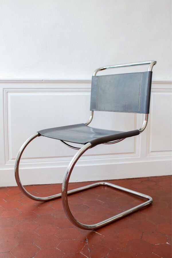 Chaise vintage MR10, par Mies van der Rohe, cuir gris et chrome, année