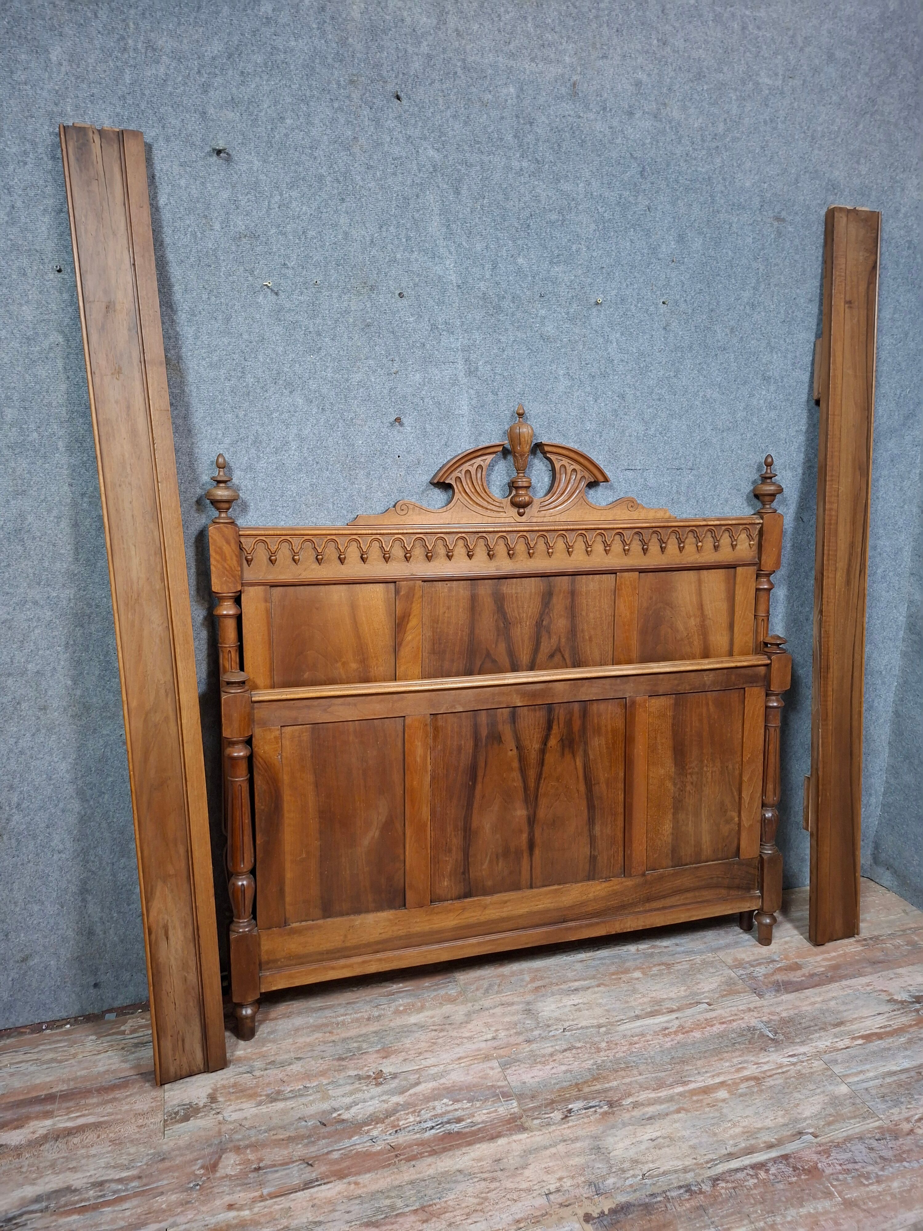 Neo-Gothic bed in solid walnut – Late 19th century