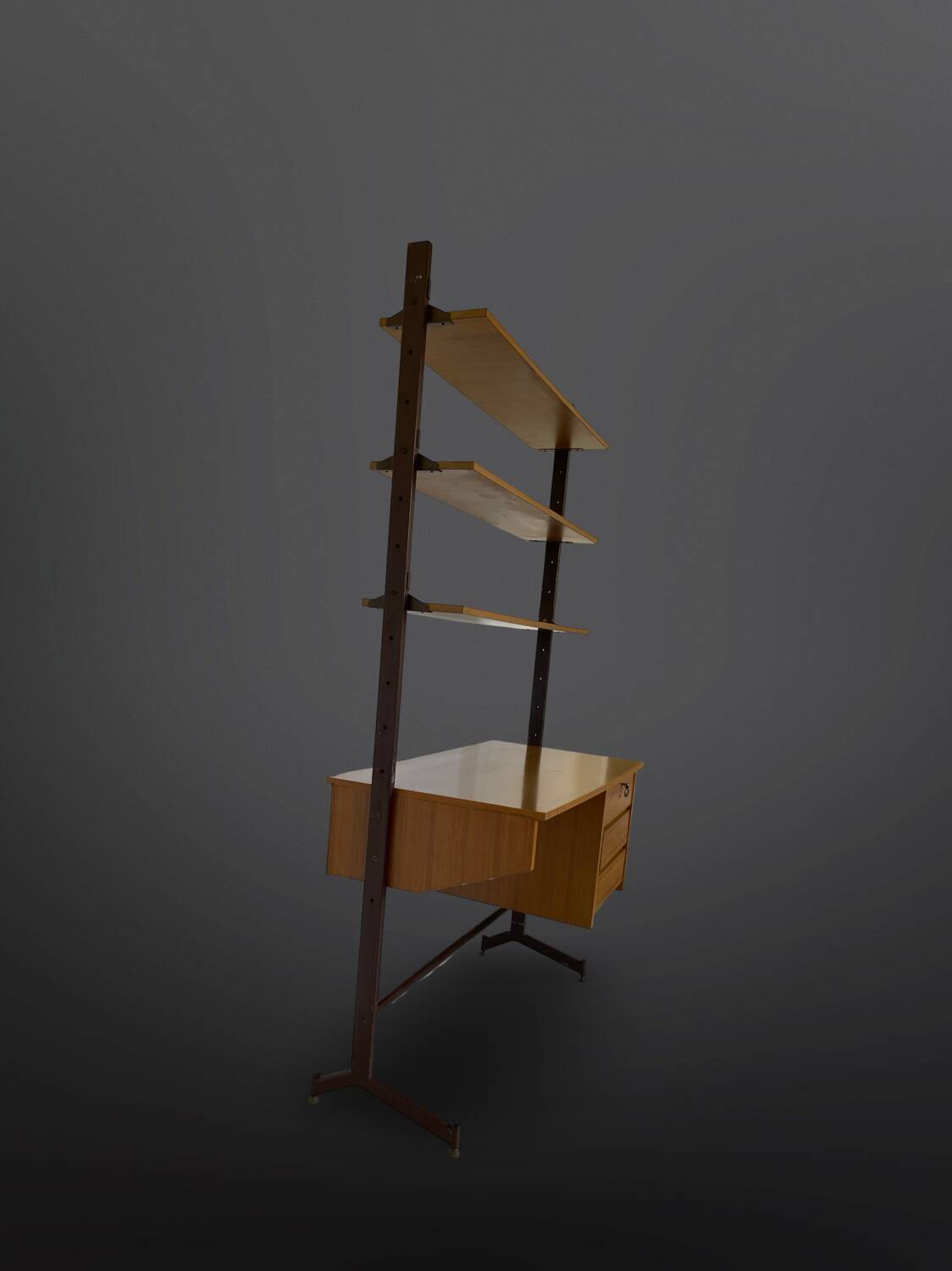 Bibliothèque italienne du milieu du siècle avec bureau.