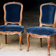 Adorable paire de chaises basses XIXeme. Bois et tissu velours