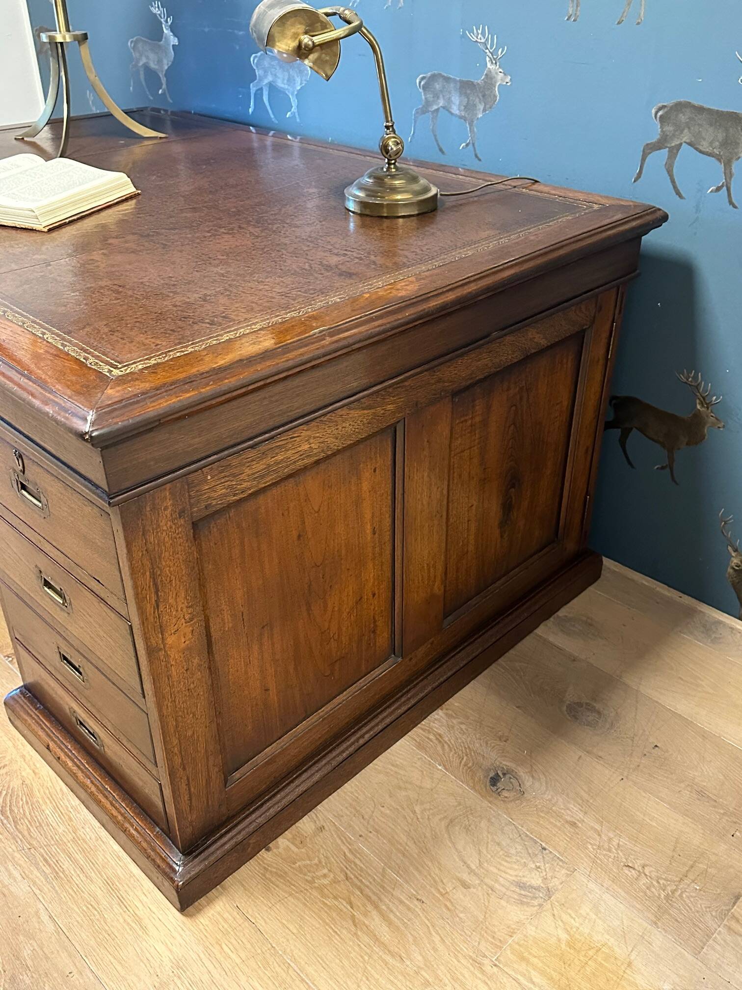 Antique English partnerdesk