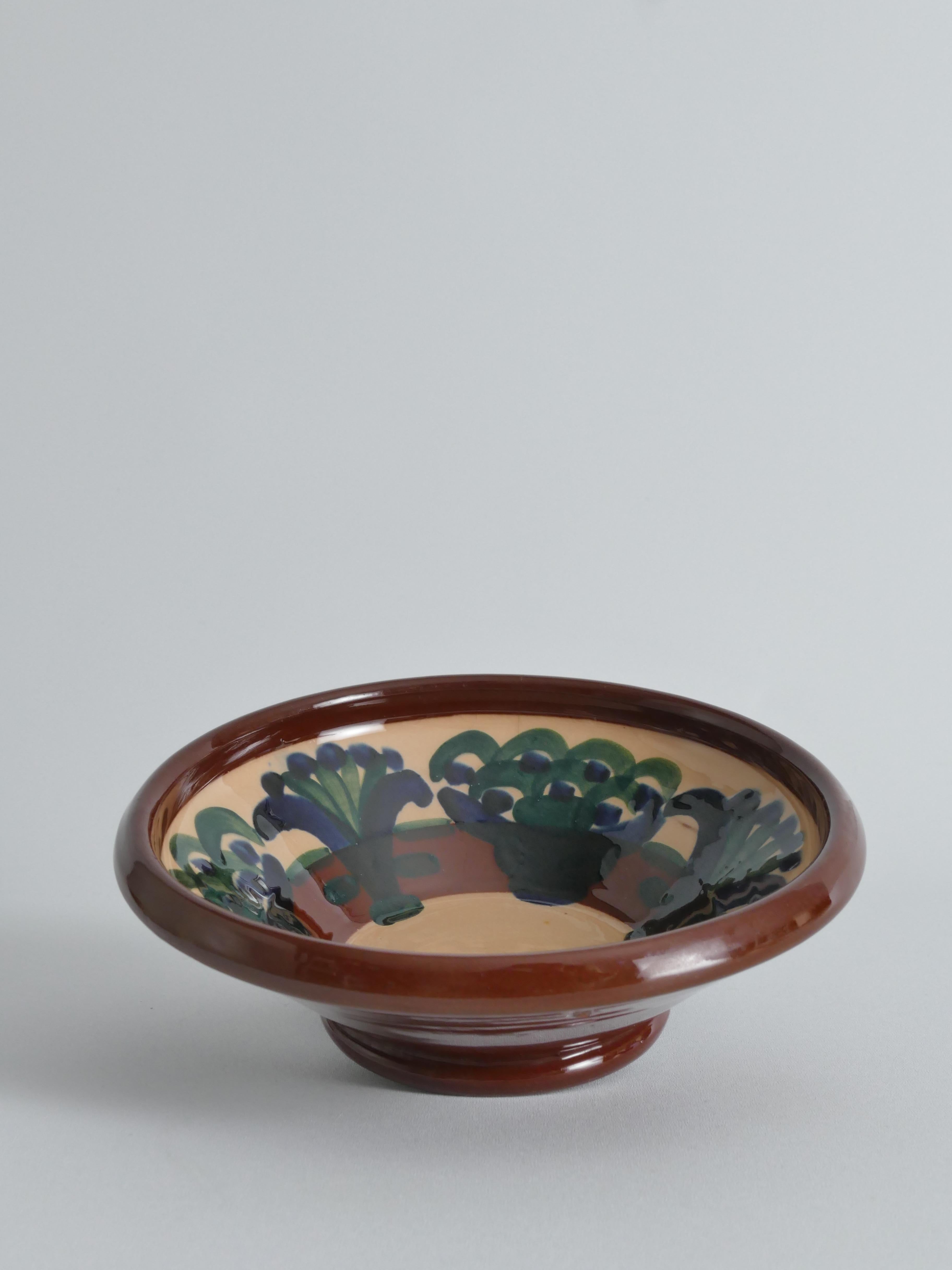 Bol à motif floral Art Nouveau par Agda Österberg, St. Erik Lervarufabriker, années 1910