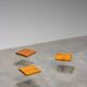 Ensemble de trois tables d'appoint en plexiglas et bois d'orme 1970 France