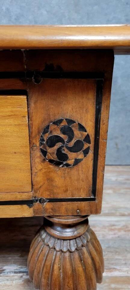 Very large English style coffee table in walnut from the 20th century