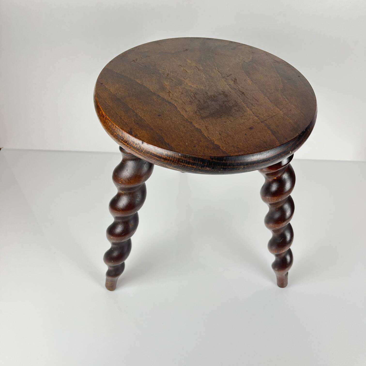 Tabouret ancien en bois massif à pieds torsadés, début XXe