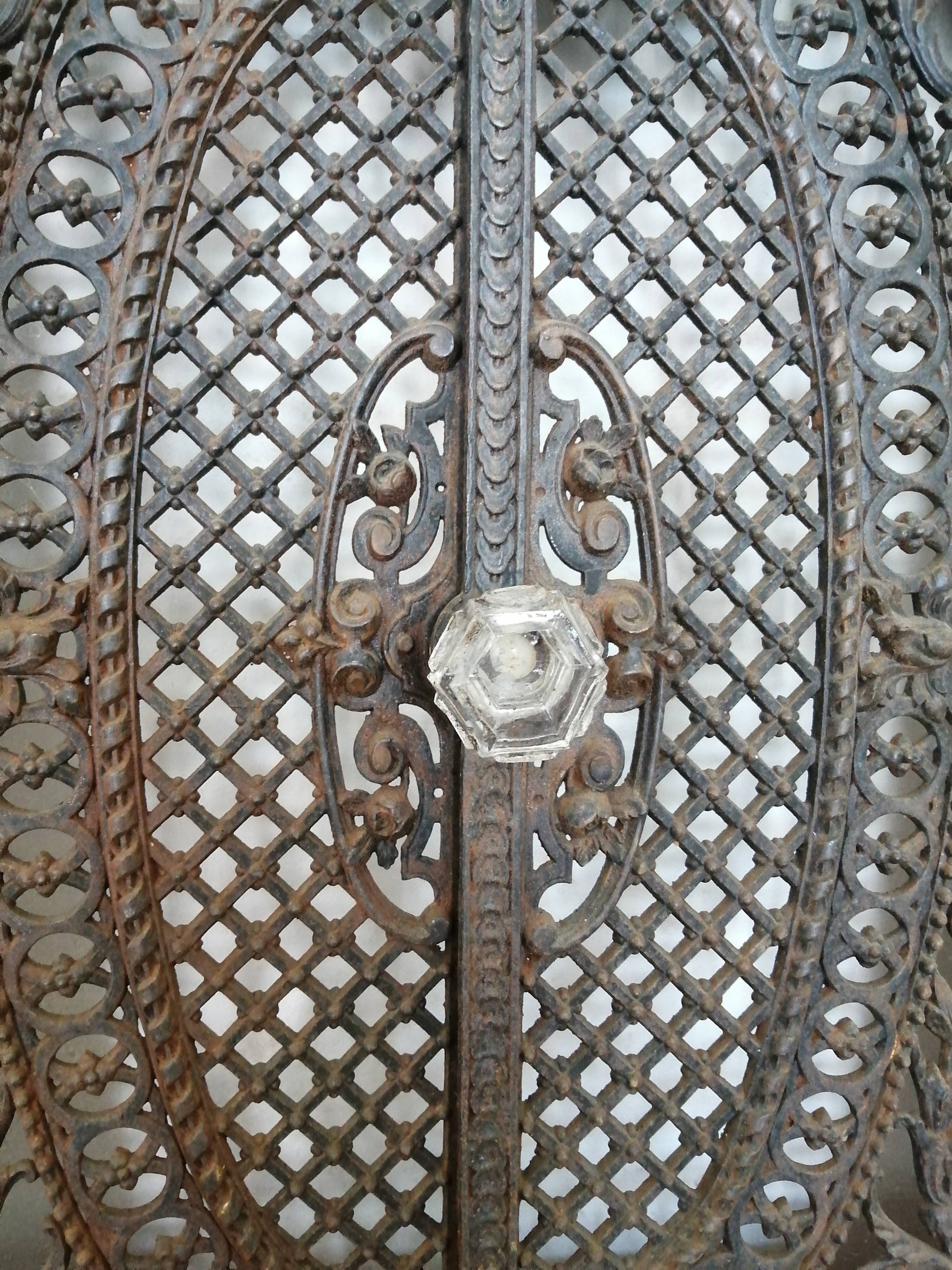 Fireproof adornment against chimney heart