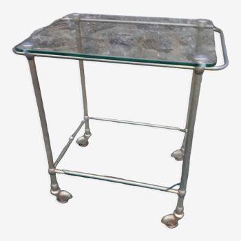 Petite table roulante en verre et métal doré