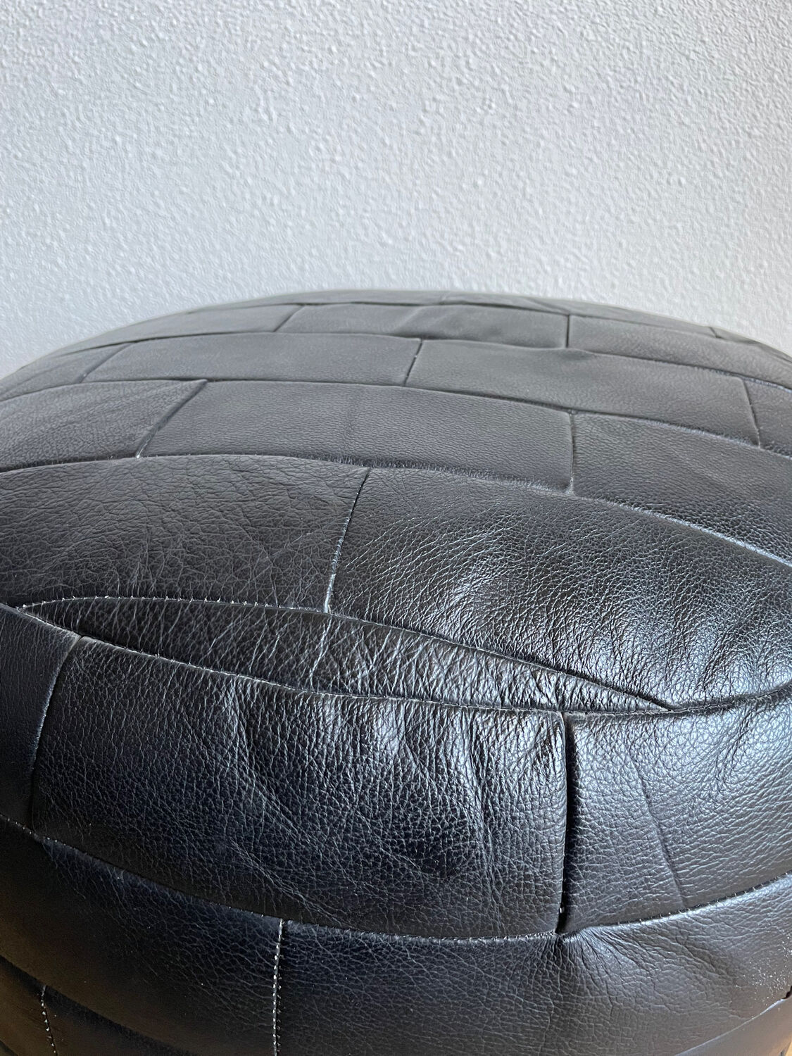 Pouf noir en cuir patchwork de Sède
