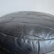 Pouf noir en cuir patchwork de Sède