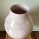 Vase en faïence rose pâle et doré