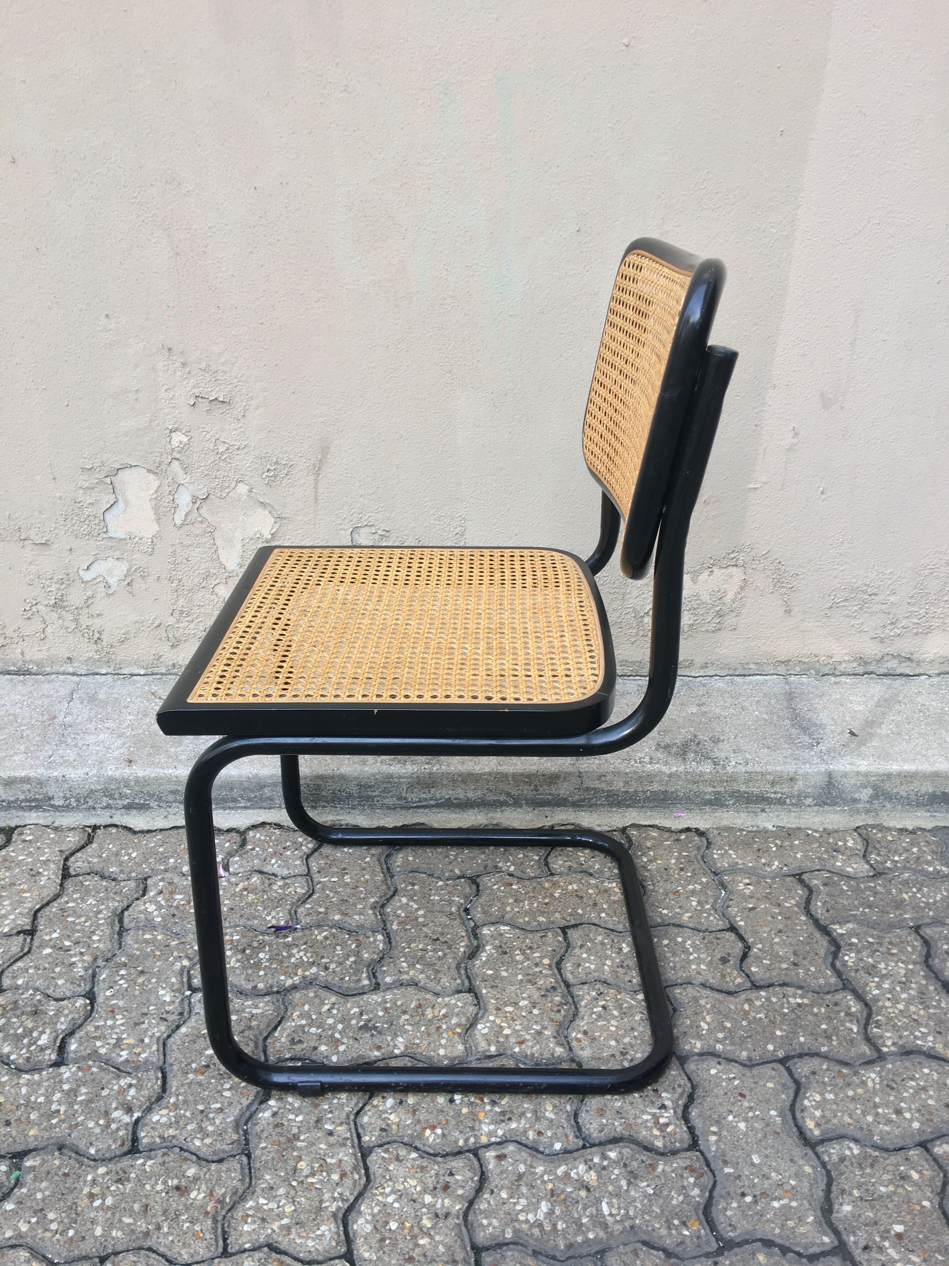 Chaise B32 noire de Marcel Breuer