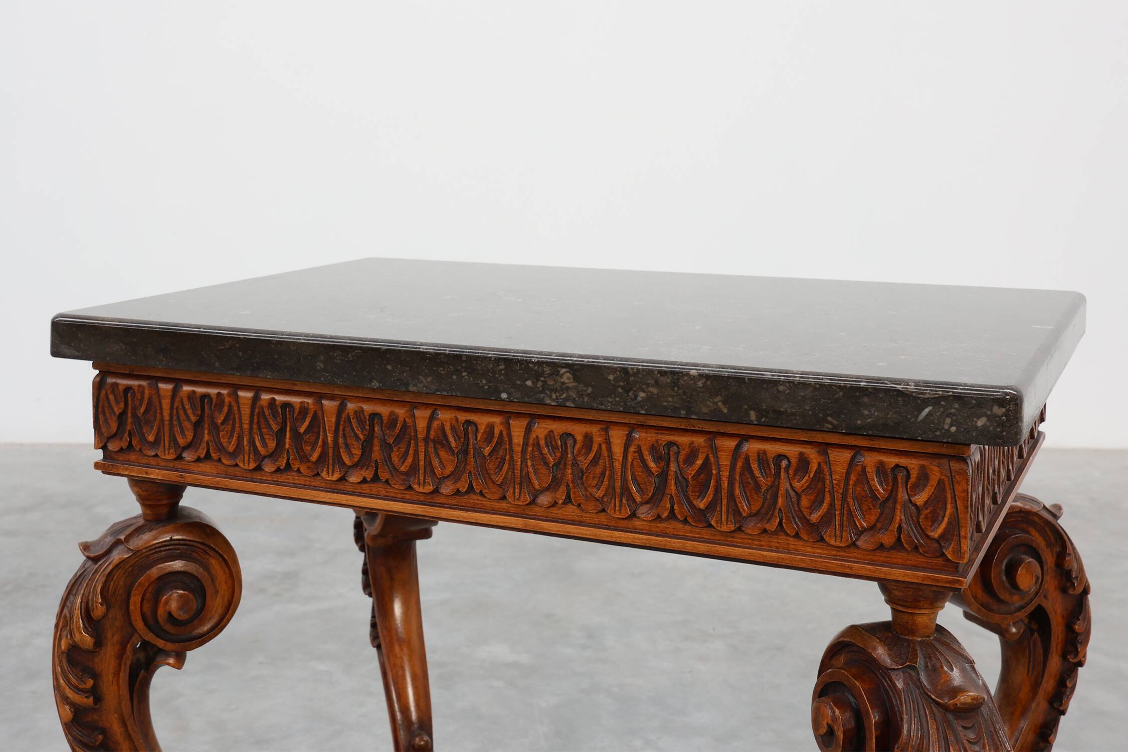 Paire de tables d'appoint en noyer de style Napoléon III avec des plateaux en pierre bleue, France.