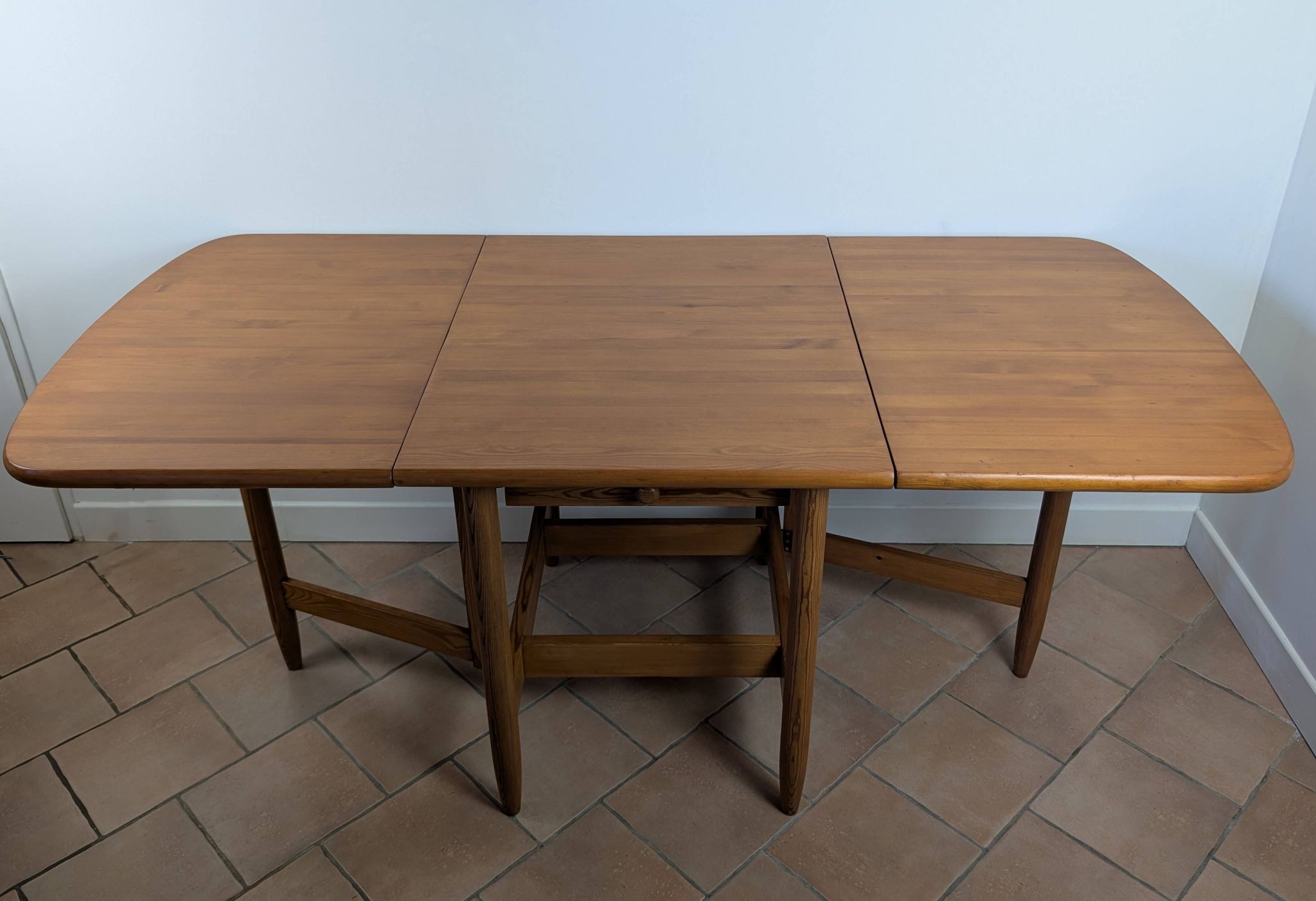 Table en pin massif Eero Aarnio