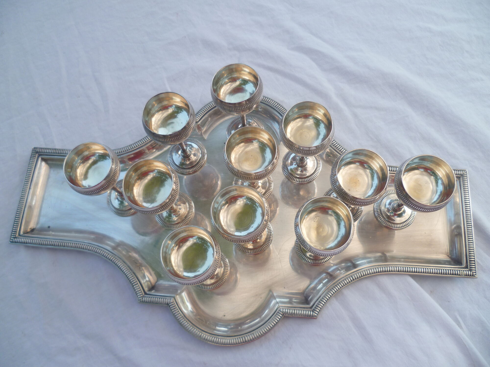 SERVICE A LIQUEUR /VERRINES IN MET. ARGENTE 11 VERRES HIS PLATEAU decoration godrons
