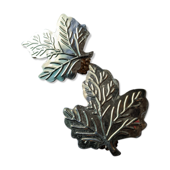 2 golden leaf curtain clips