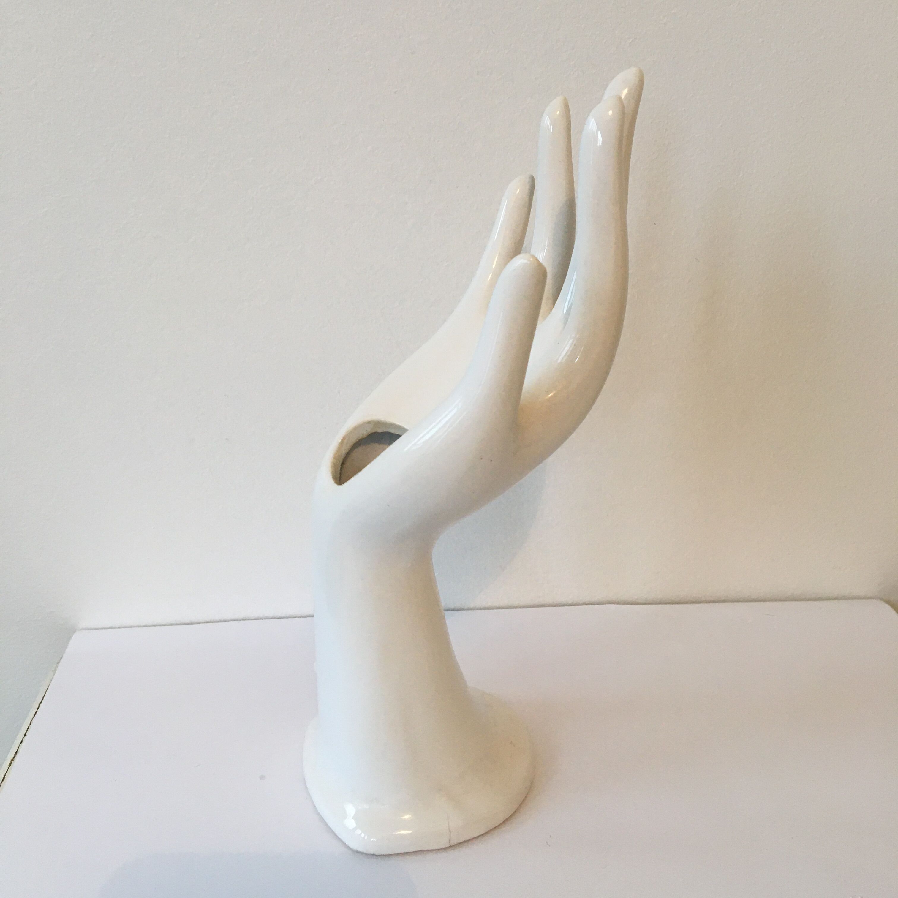 Hand soliflore wearing white ring