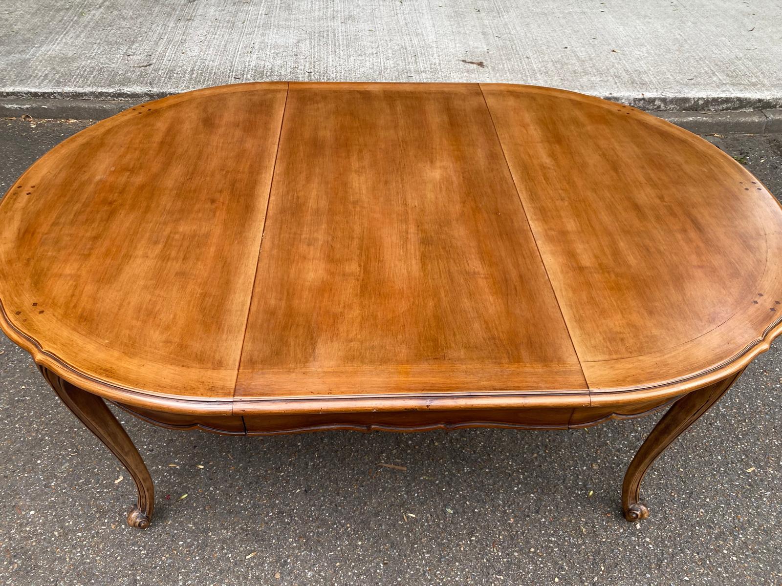 Round extendable dining table Louis XV in solid wood from the 1960s.