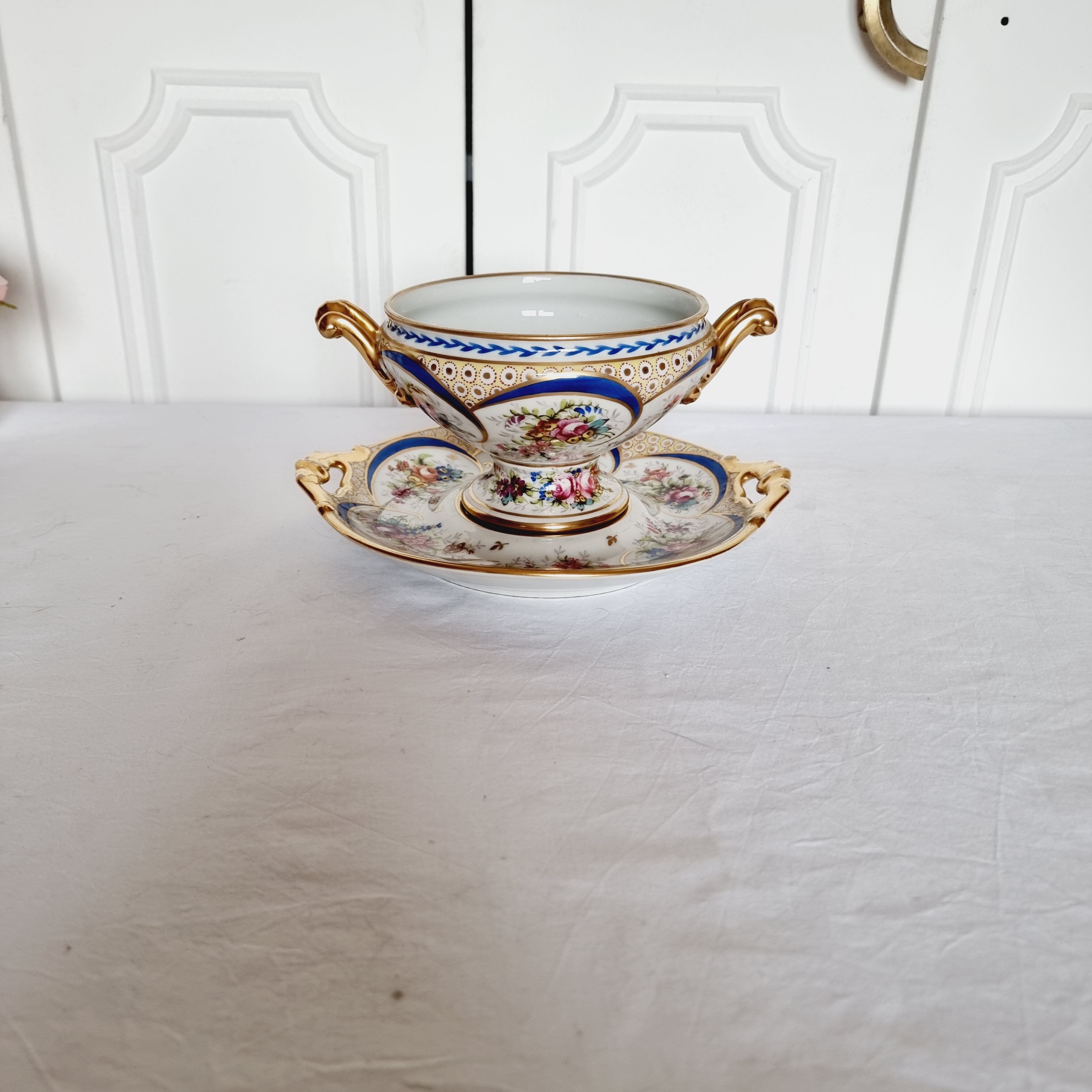 Tasse et soucoupe en porcelaine reproduction de sèvres décorées à la main par m.carpezat pour limoge