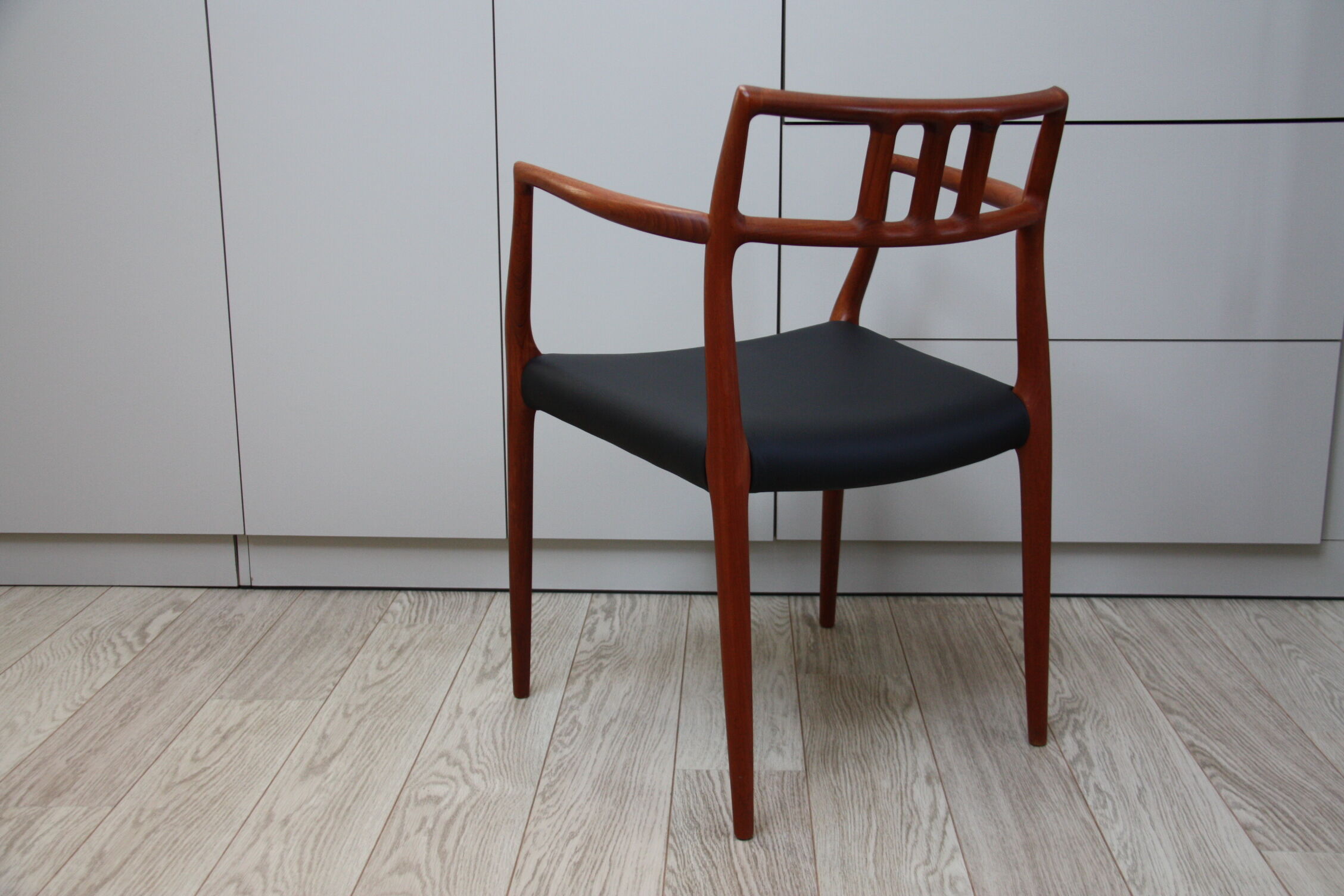 Vintage armchair in teak and black leather - Model 64 - Möller - Denmark '60's