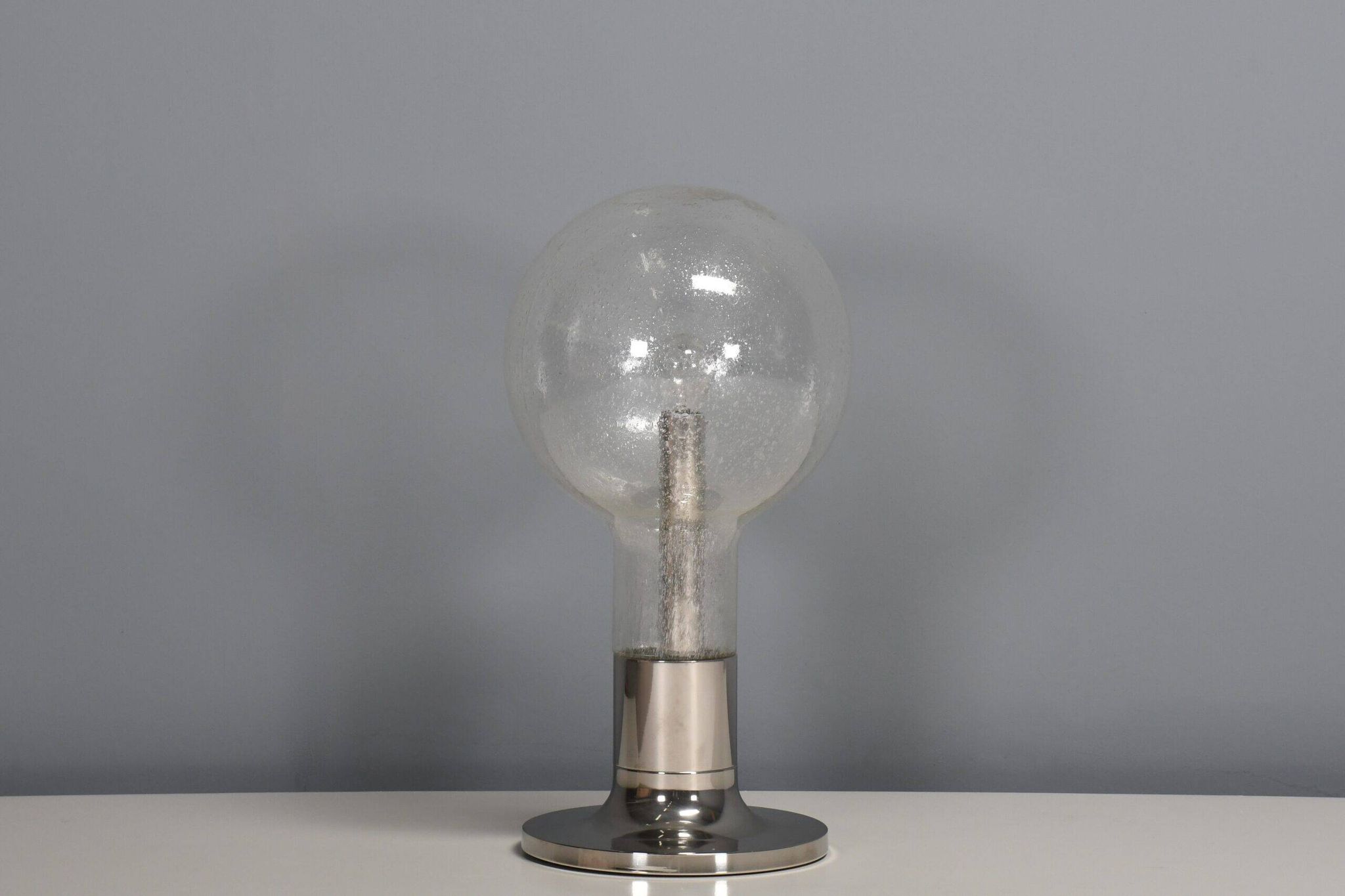 Grande lampe de table en chrome et verre Temde, Suisse, années 1960