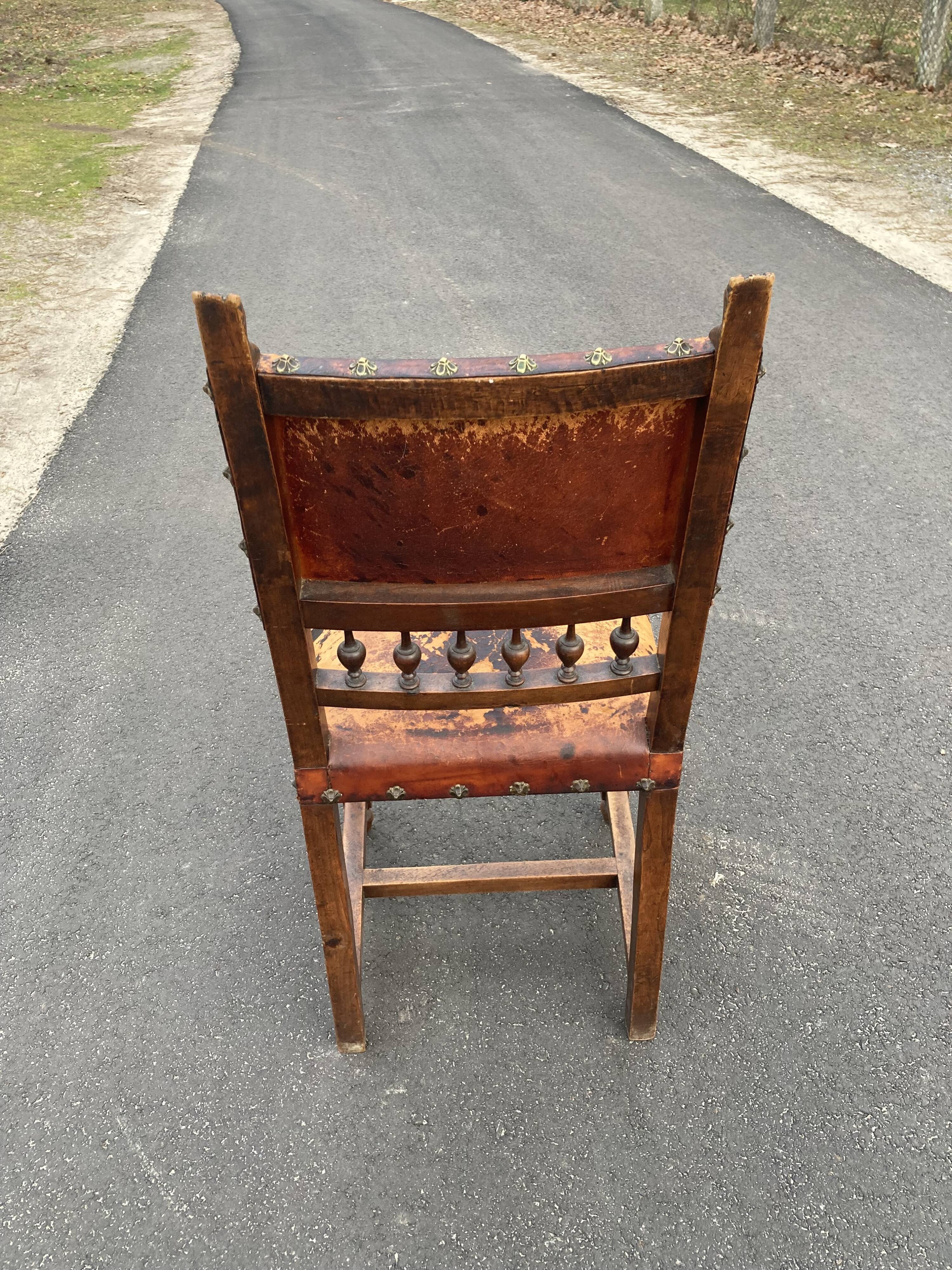 5 chaises Henri II en bois massif et cuir néo renaissance XIXème siècle