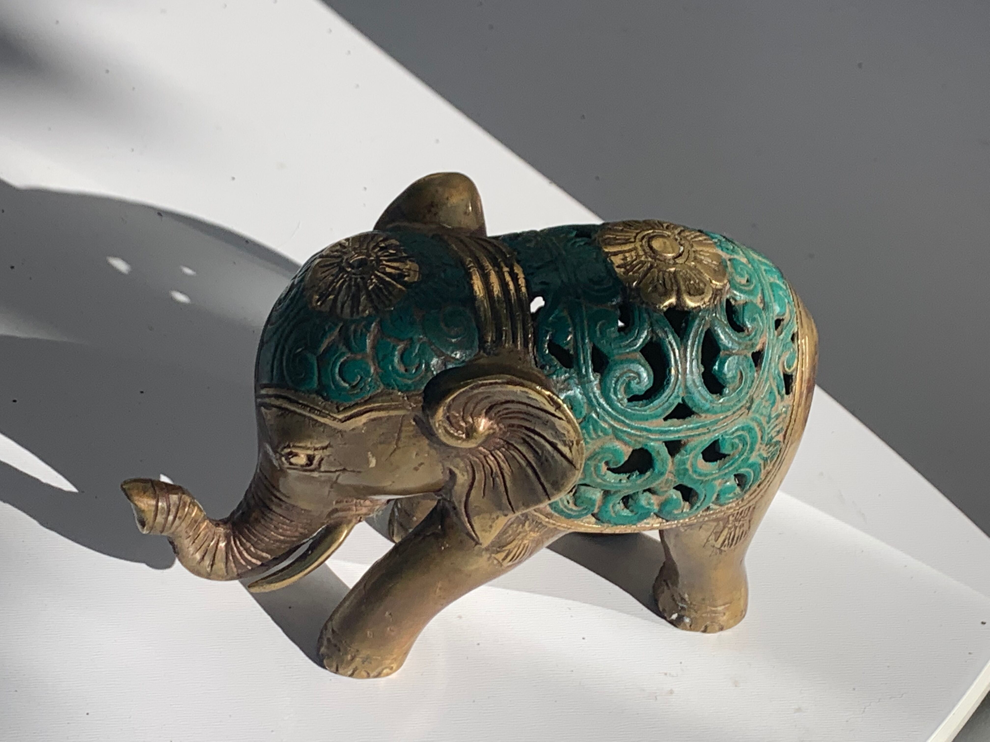 Éléphant en laiton doré et patine verte vintage
