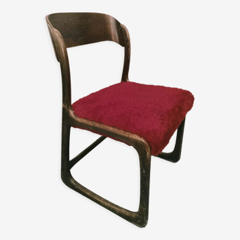 Chaise Baumann modèle traîneau assise moumoute rouge