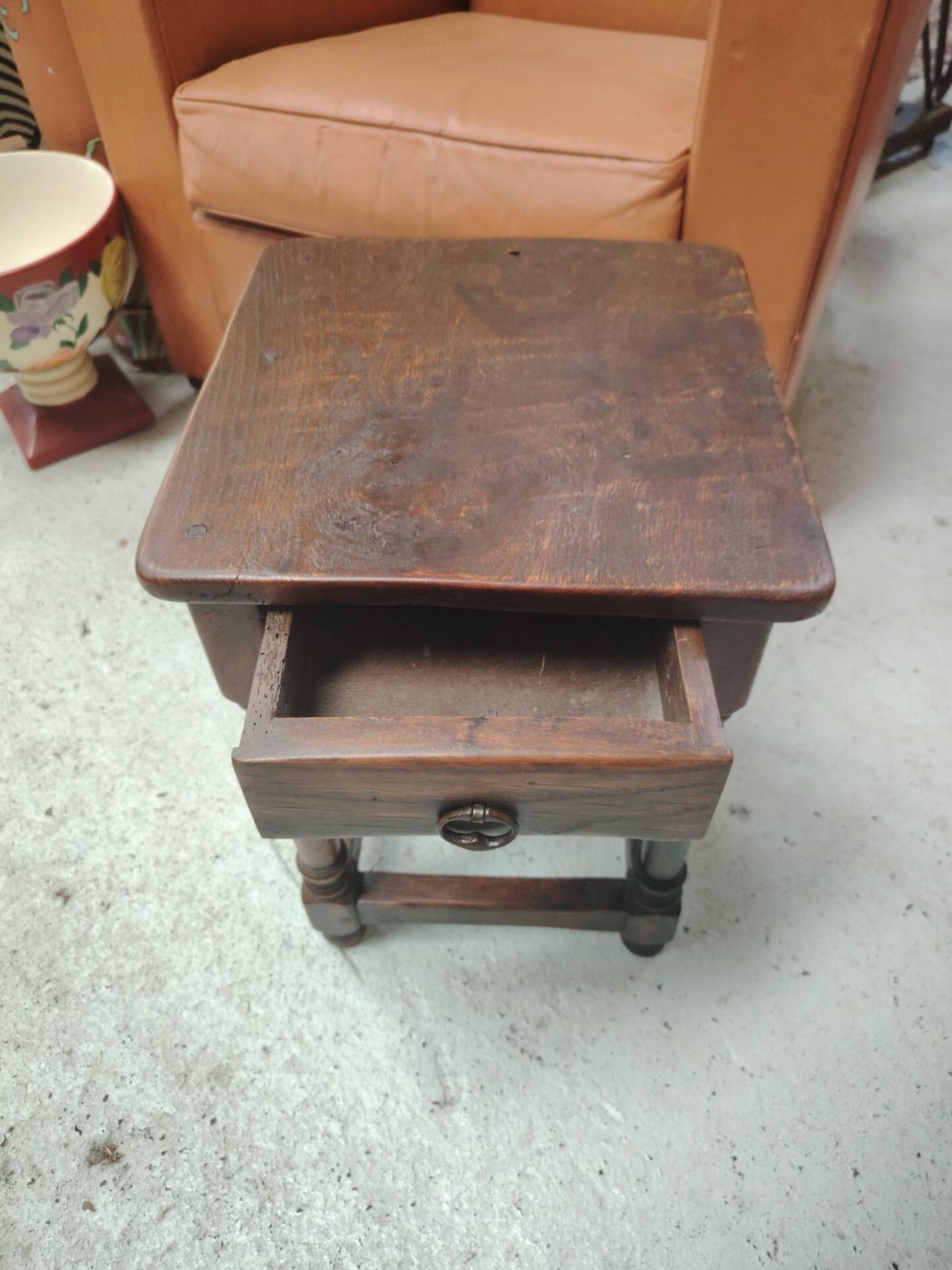Small stool, side table or bedside table in solid wood with turned legs.