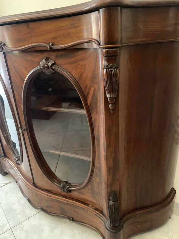 Vitrine galbé en acajou Napoléon 3. Possède deux portes et deux étagère.