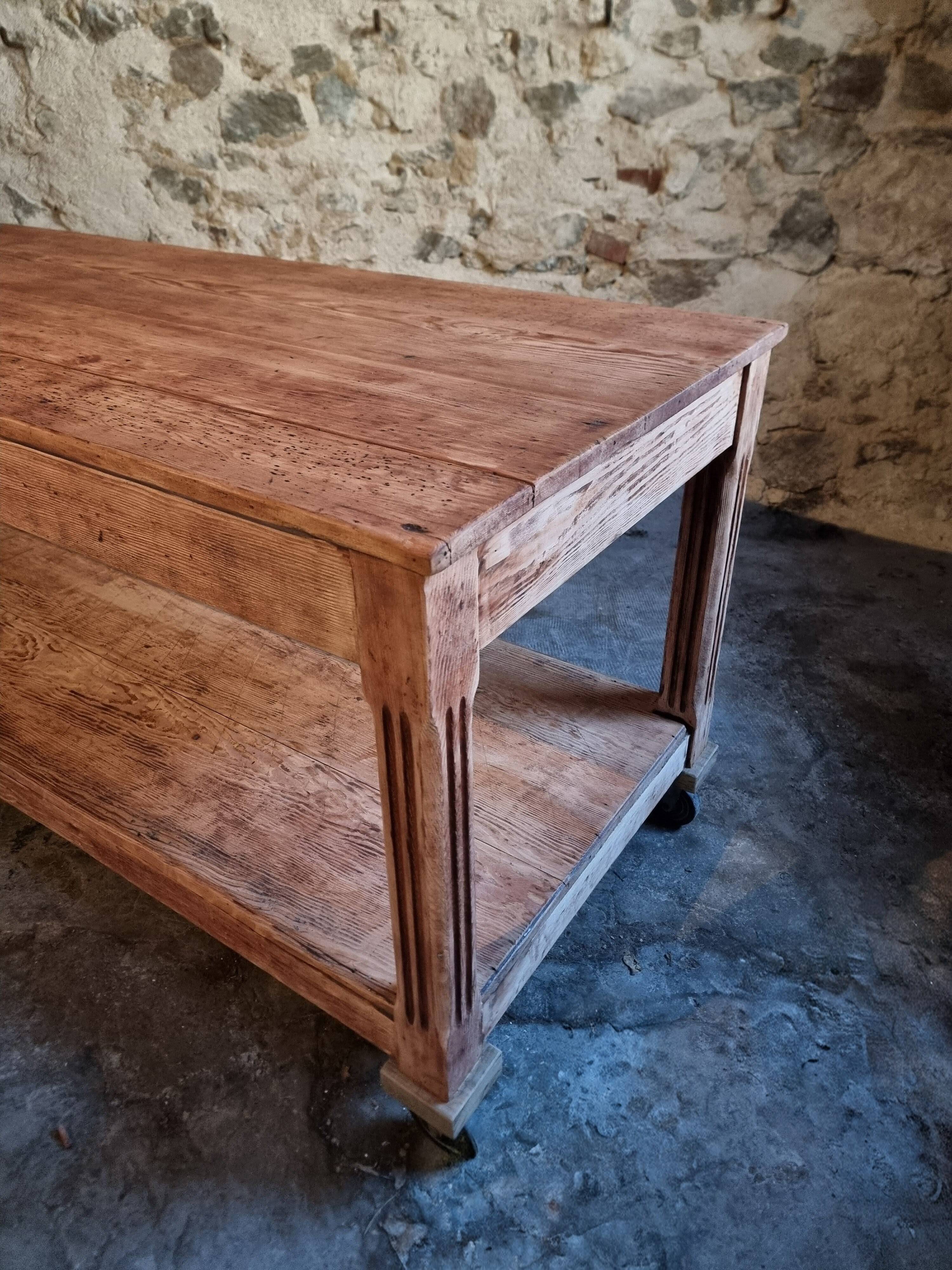 French antique work table in pitch pine – large workshop / draper's table, early 20th century