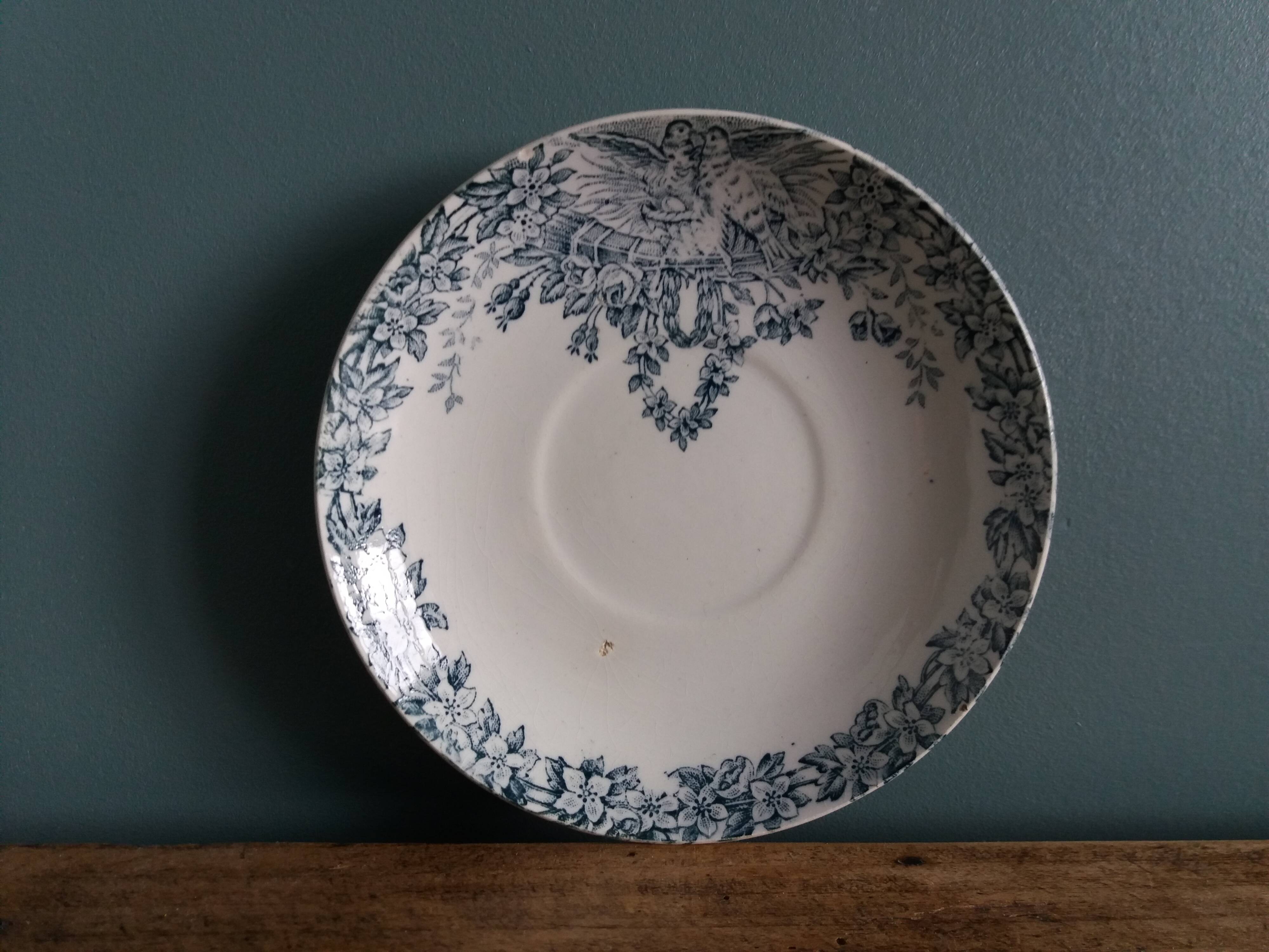 Assiette Saint Amand Lebacqz & Bouchart décor Colombier, début 20ème