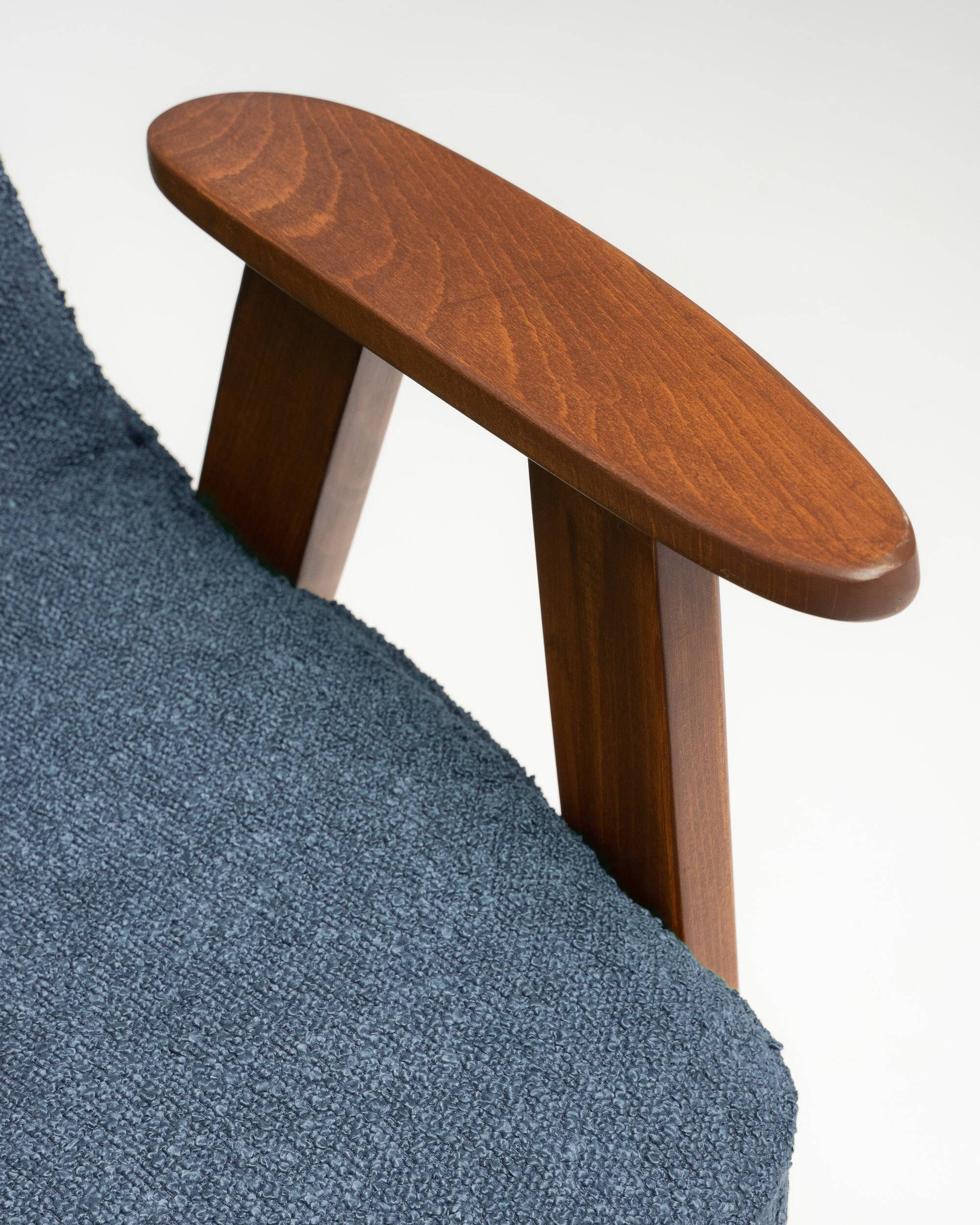 Fauteuil Modèle 366 de Józef Chierowski (1962) – Icône du design polonais