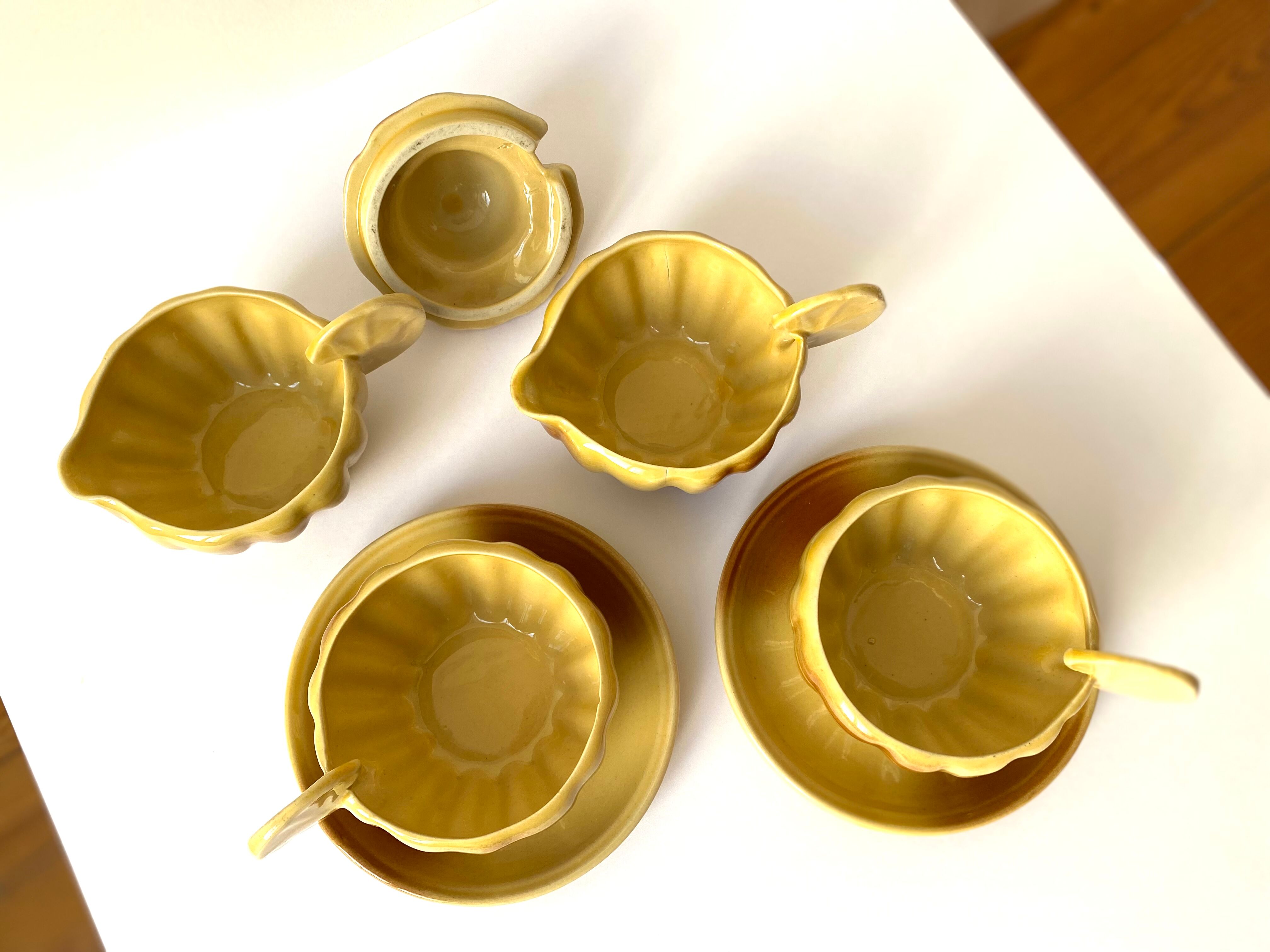 Ceramic teapot and tea cups shape lemon brioche 80s vintage
