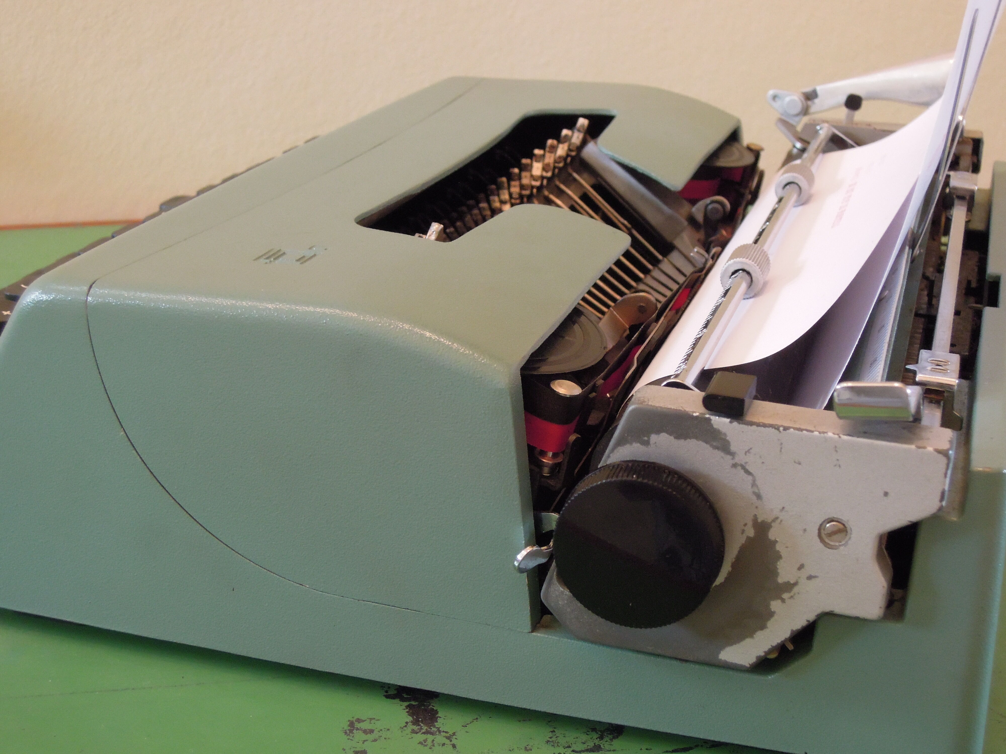 Typewriter olivetti lettera 32