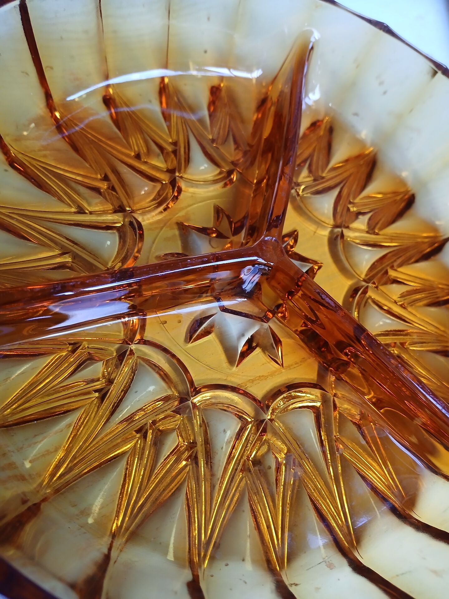 Plat apéritif vintage en verre ambré 