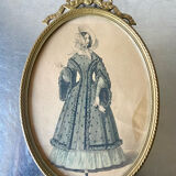 Antique oval metal gold colored brass bronze picture frame
