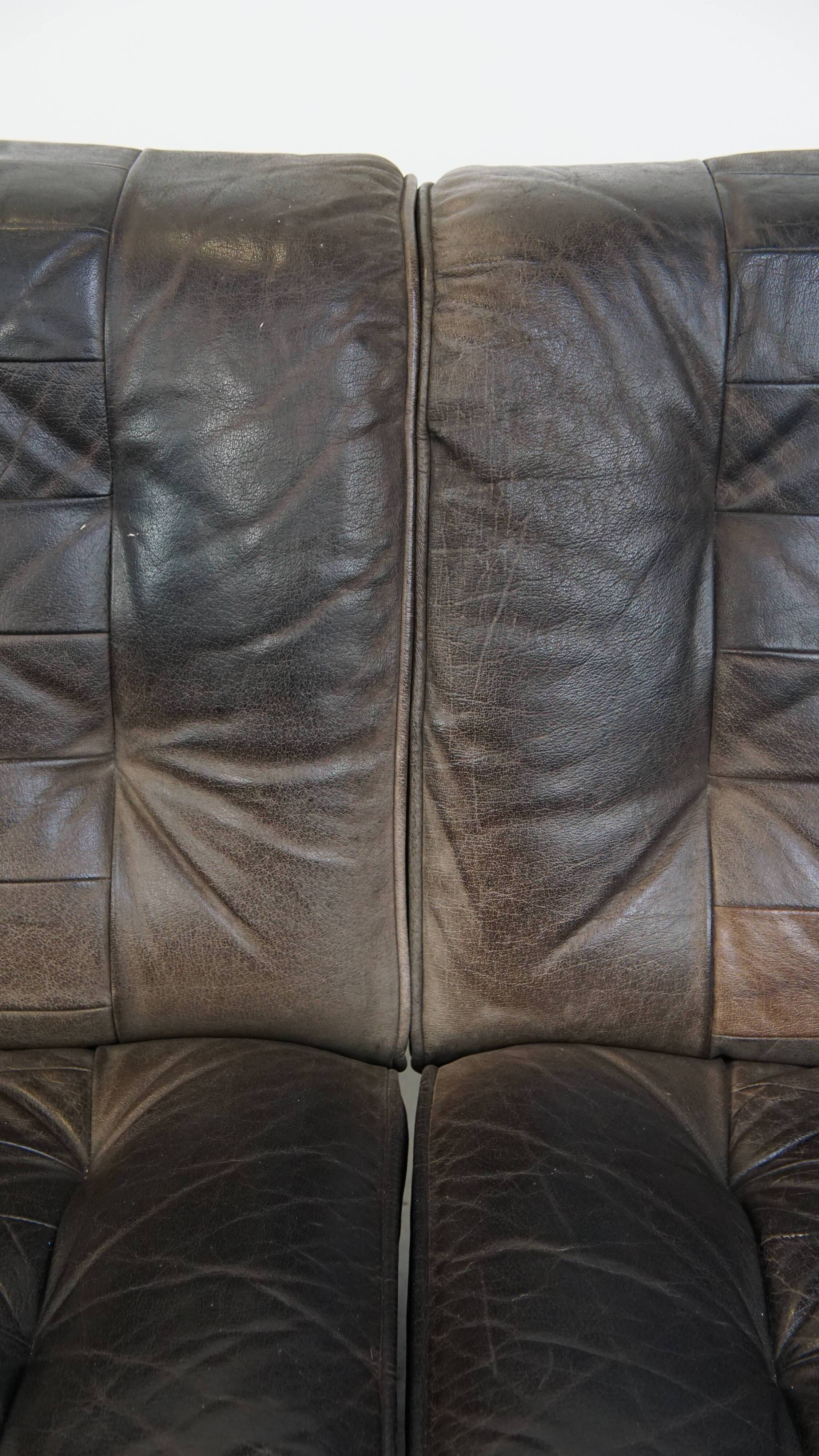 Canapé design modulable en cuir gris, 3 modules et 1 repose-pieds