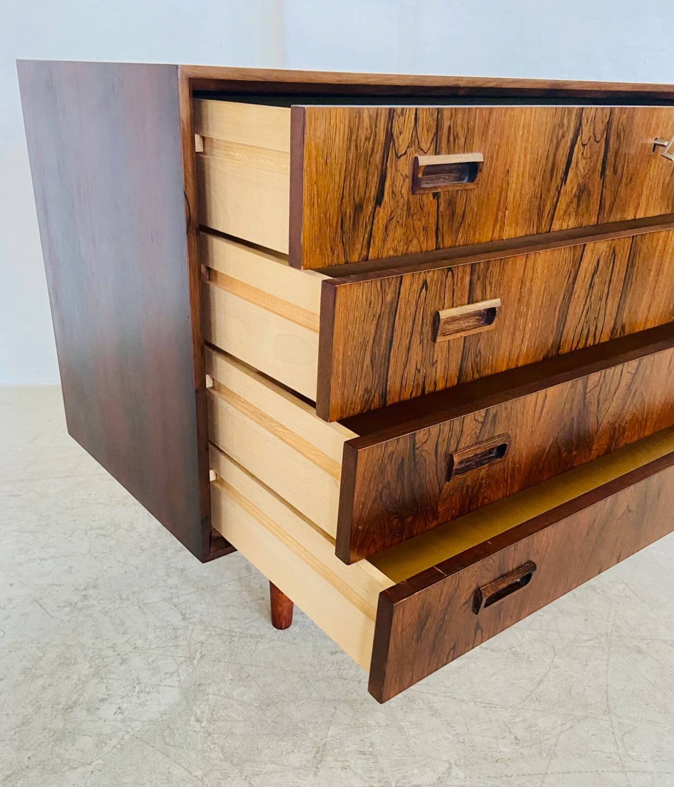 Commode danoise vintage en palissandre du milieu du siècle par Kaj Larsen