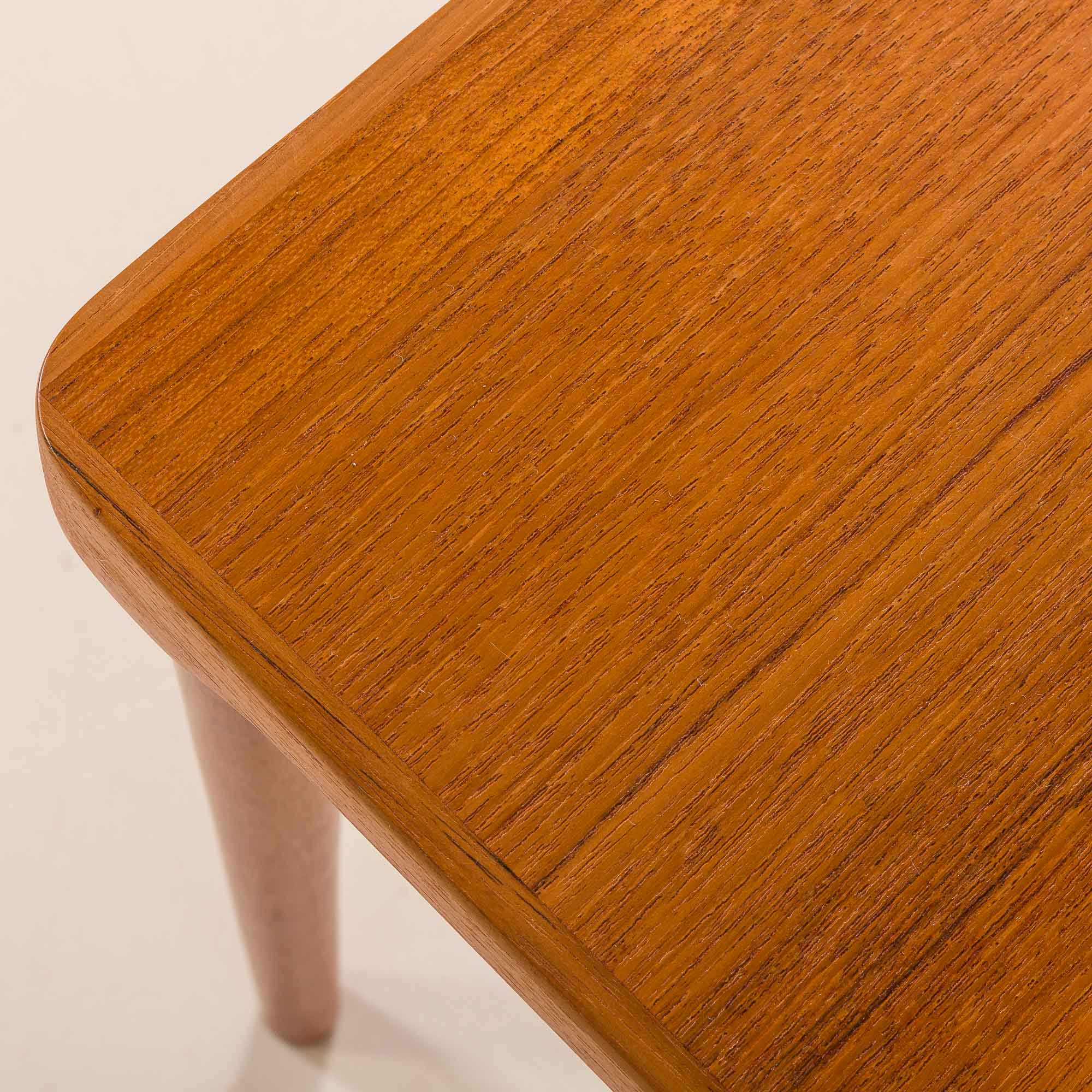 2 canapés et une table d'appoint par Igmar Relling, Norvège