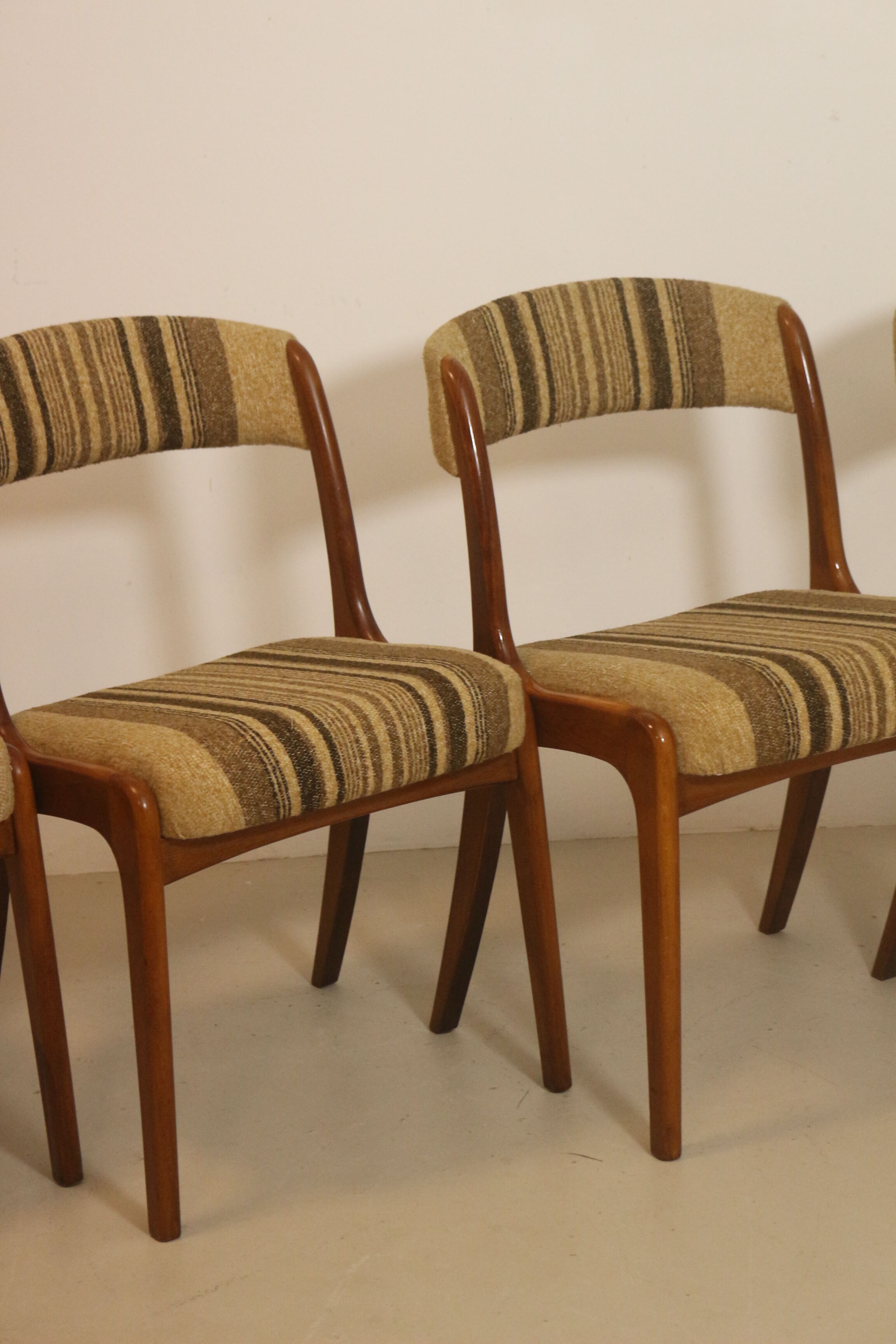 Paire de  chaises gondole Baumann année 60 restaurées.