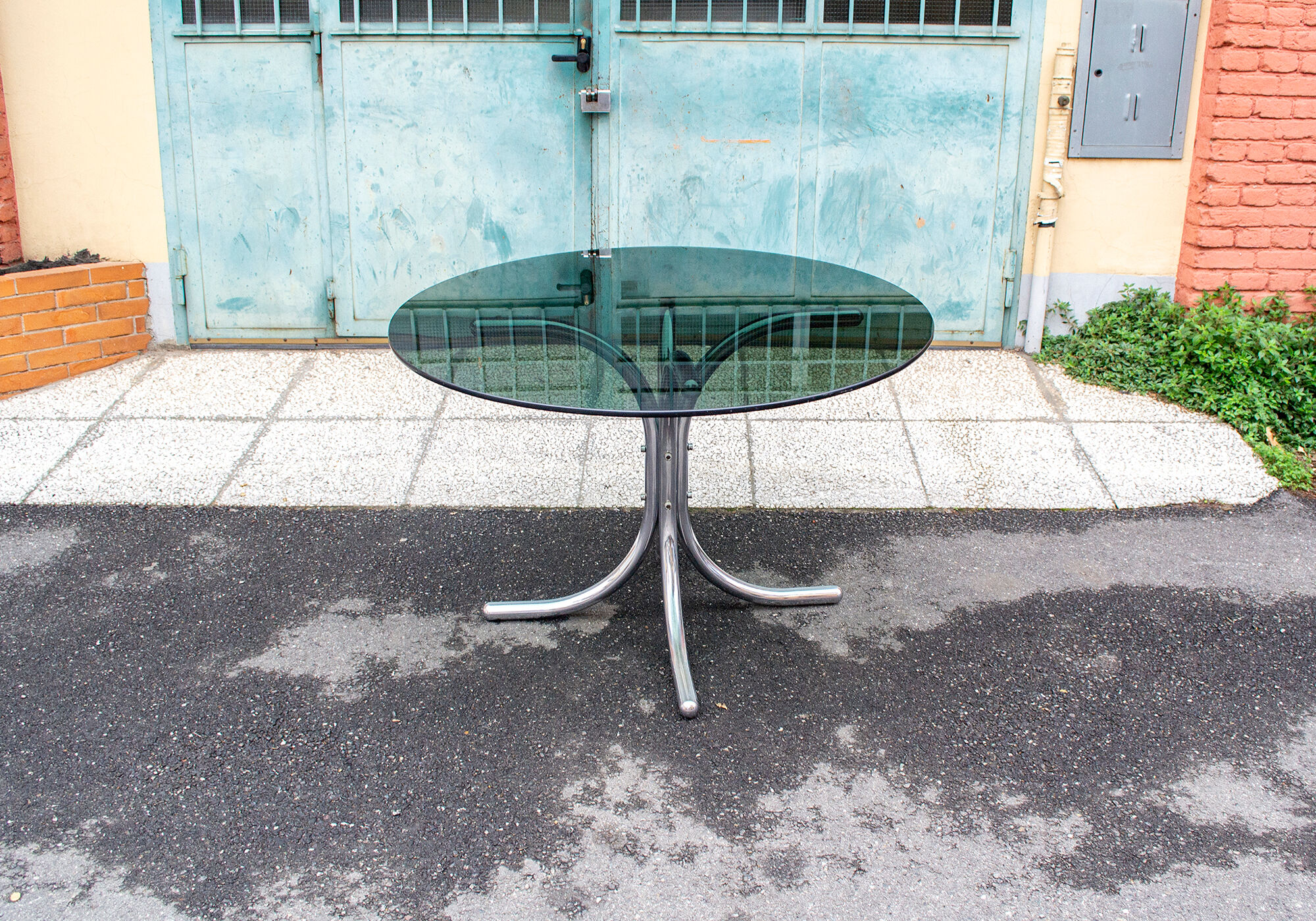 Round table in chromed metal and glass Italia Anni '60