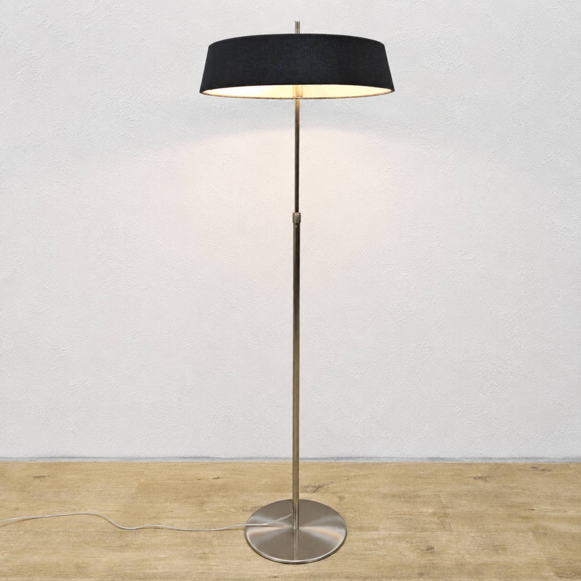 Lampe sur pied Van De Heg design chrome / abat-jour noir strié