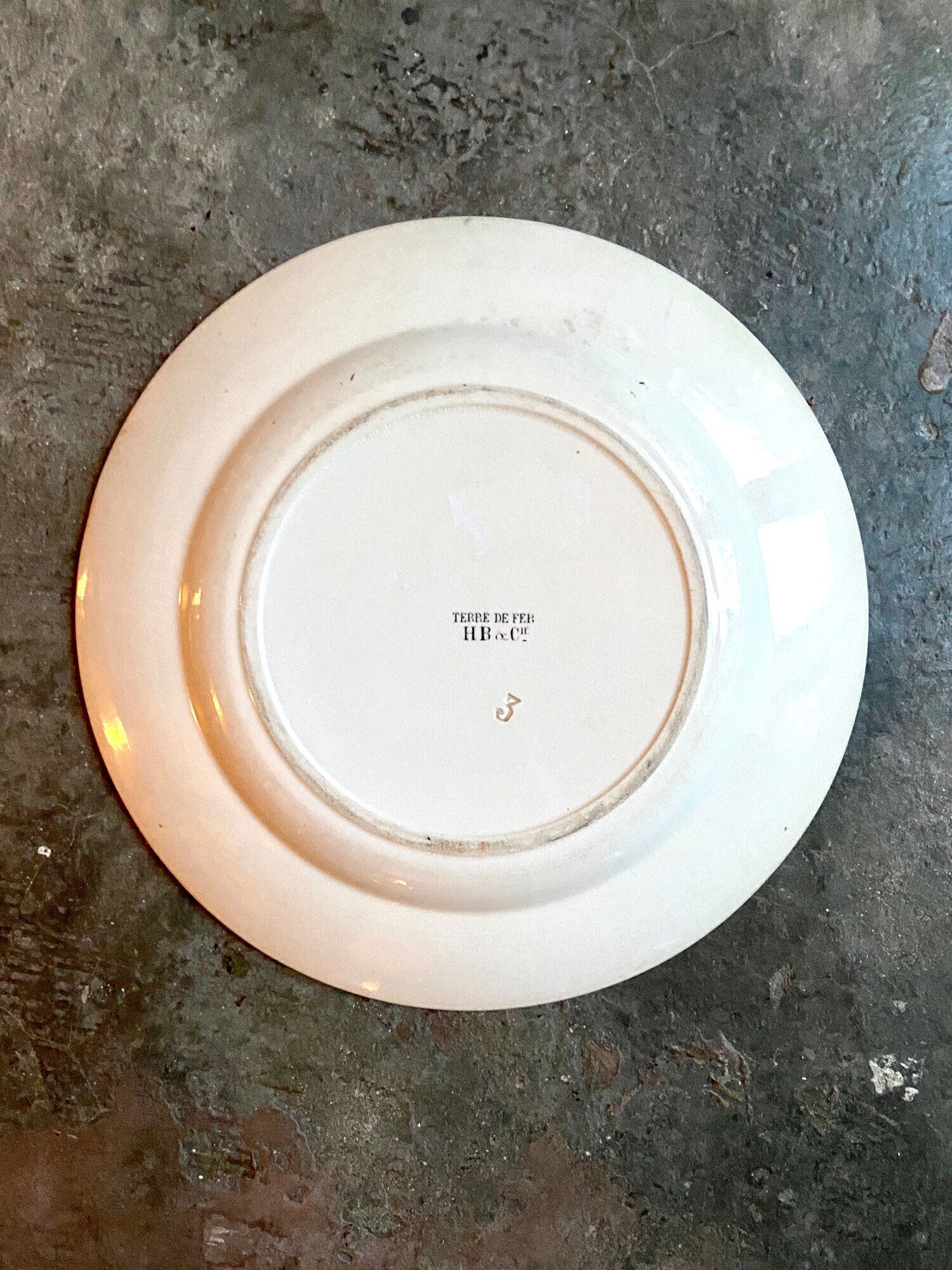 Round plate in iron earth HB & Cie