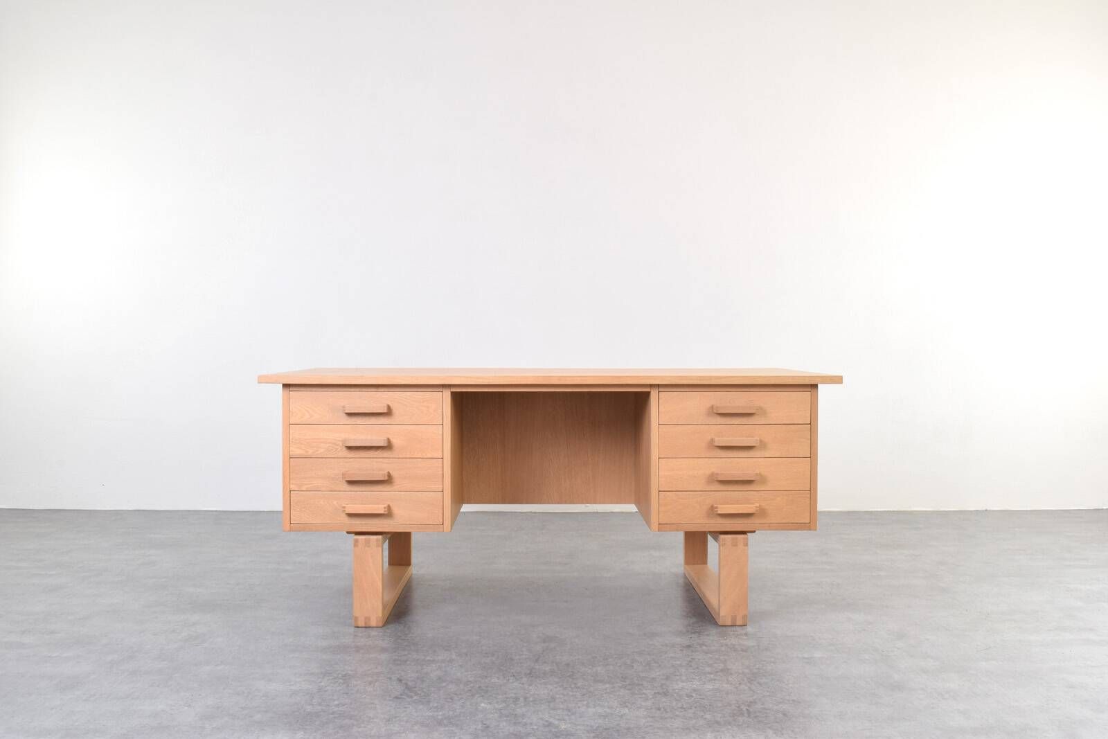 Oak Freestanding Desk by Torben Valeur & Henning Jensen for Dyrlund, 1960s.